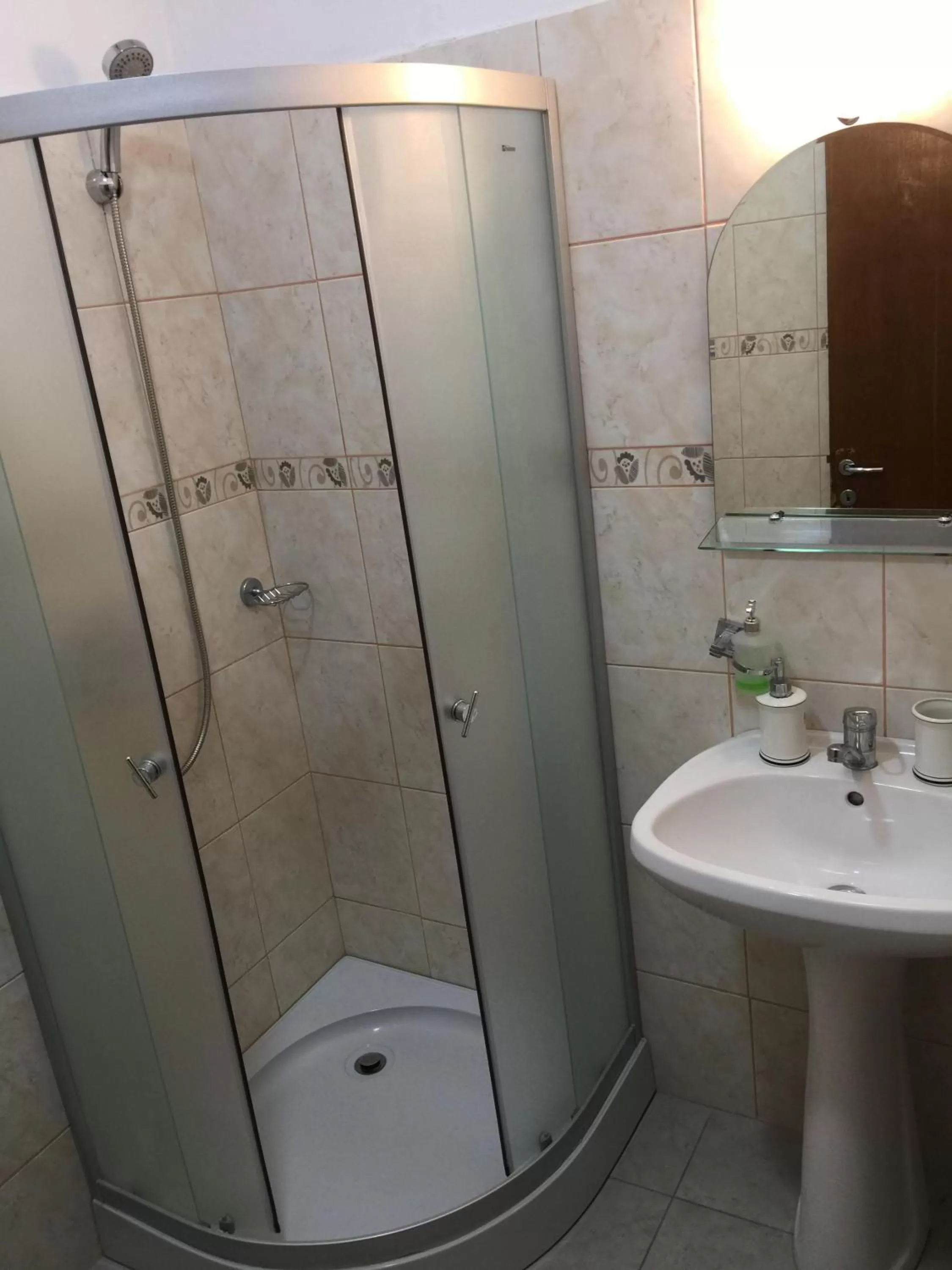 Bathroom in Hotel Rares