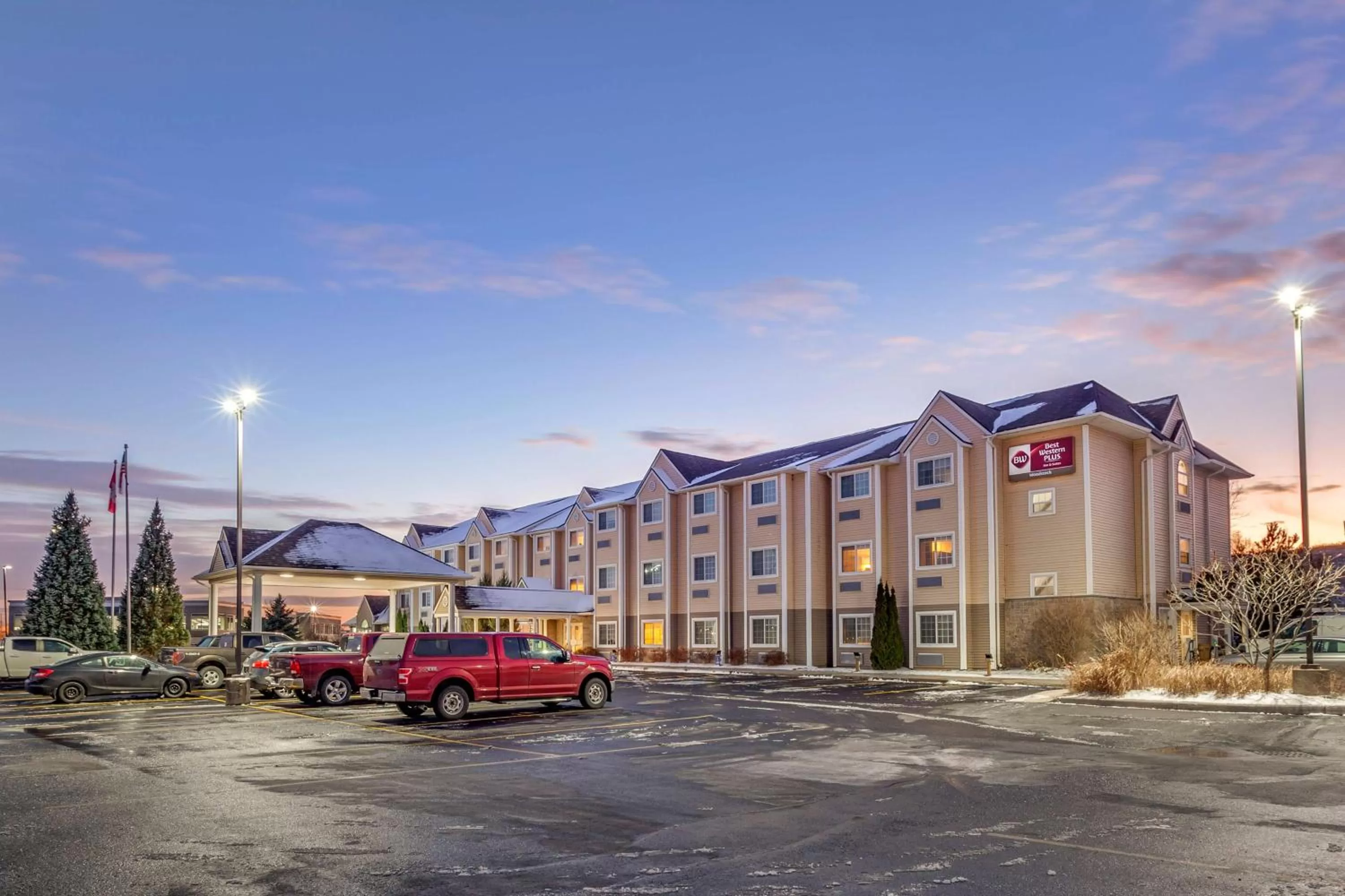 Property building in Best Western Plus Woodstock Inn & Suites