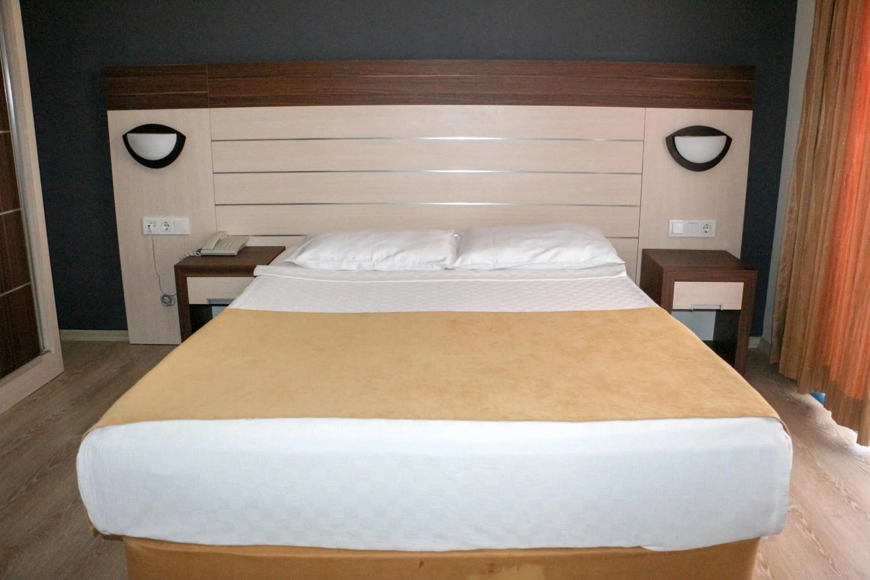 Bed in Hawaii Suite Beach Hotel