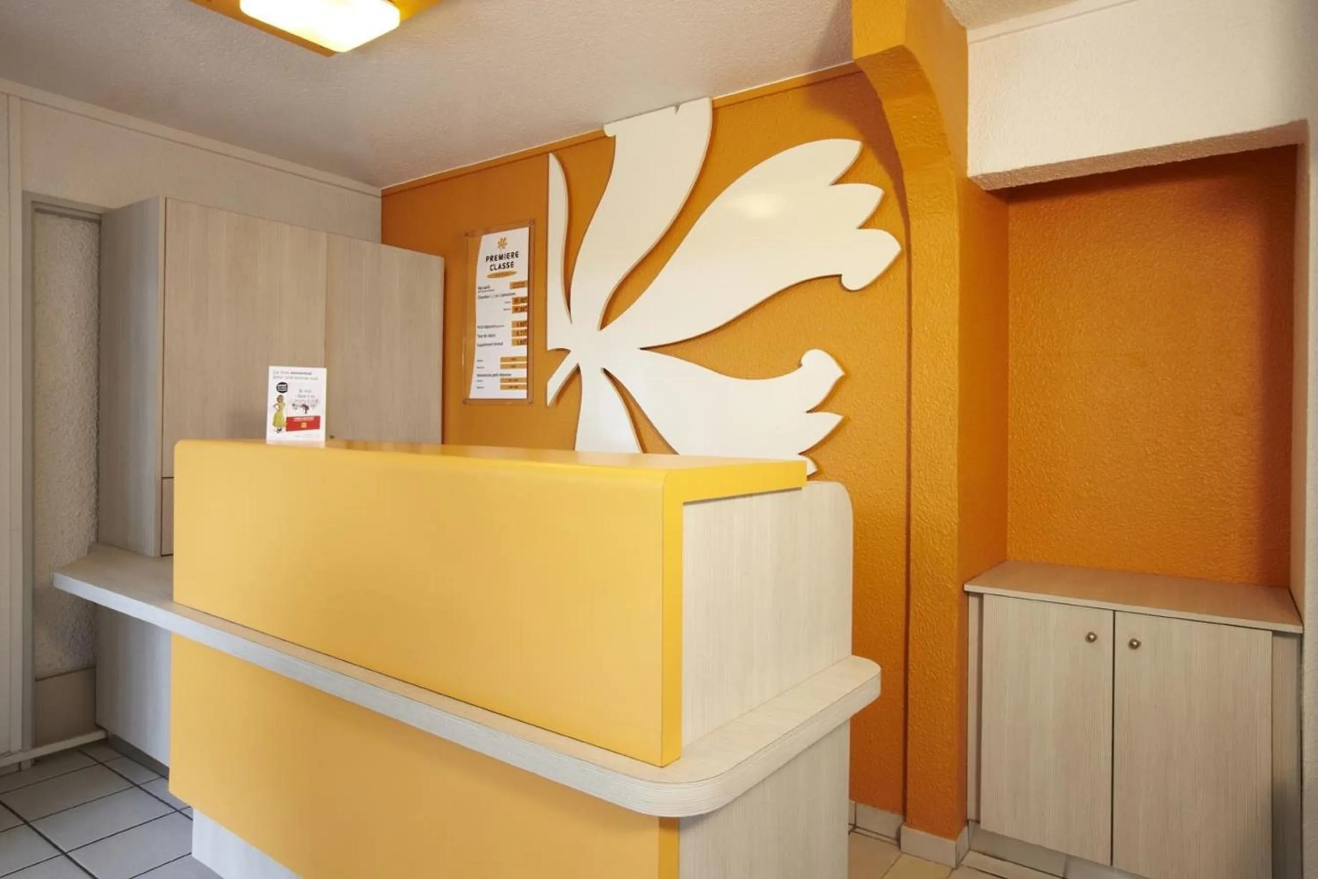 Lobby or reception in Premiere Classe Avignon Courtine Gare TGV