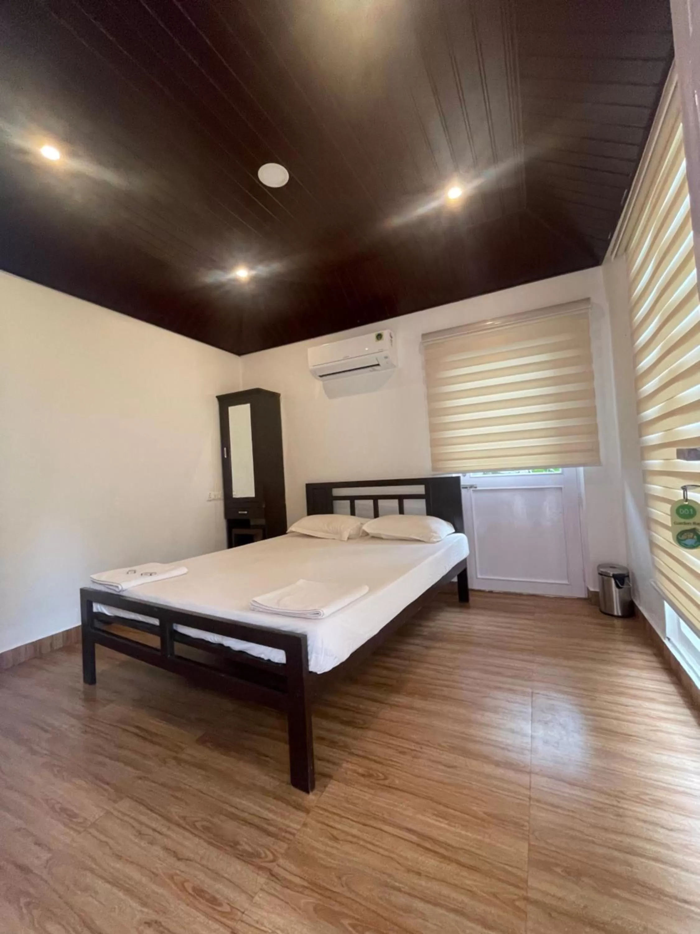 Bedroom, Bed in Garden Bay Resort