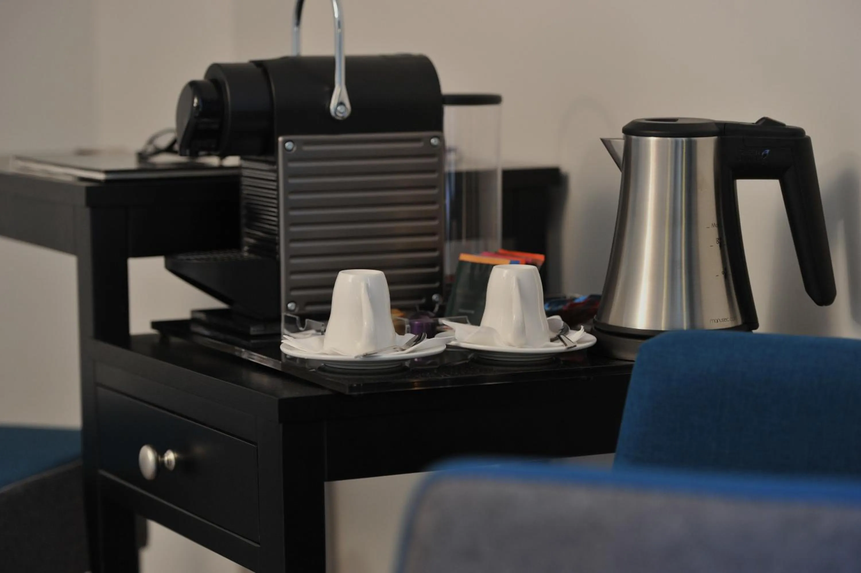 Coffee/tea facilities in Mercure Paris Saint Cloud Hippodrome