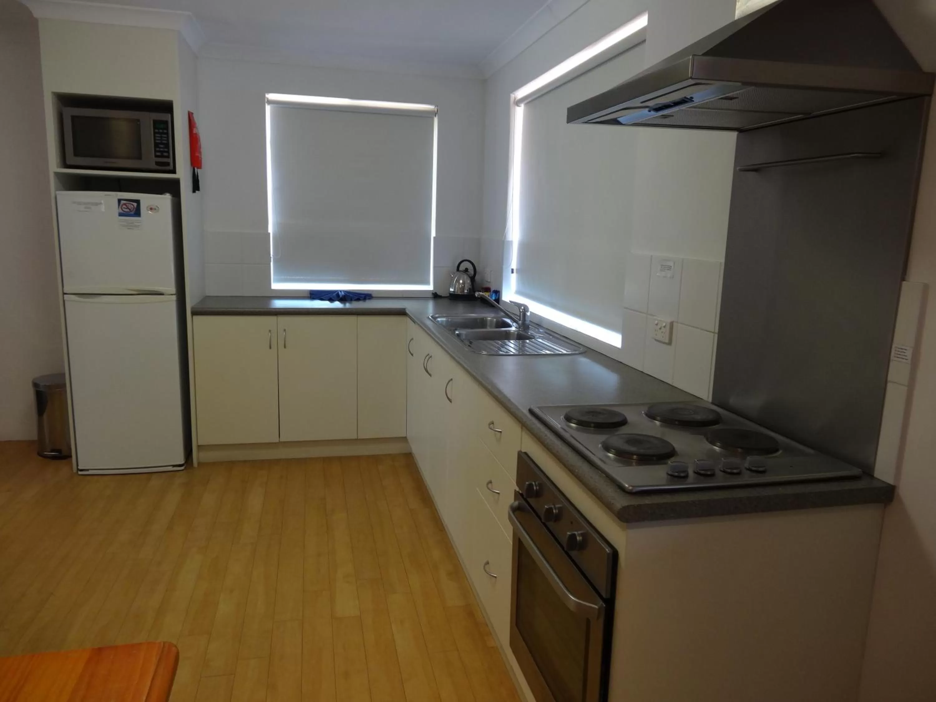 Kitchen or kitchenette, Kitchen/Kitchenette in Archipelago Apartments Esperance