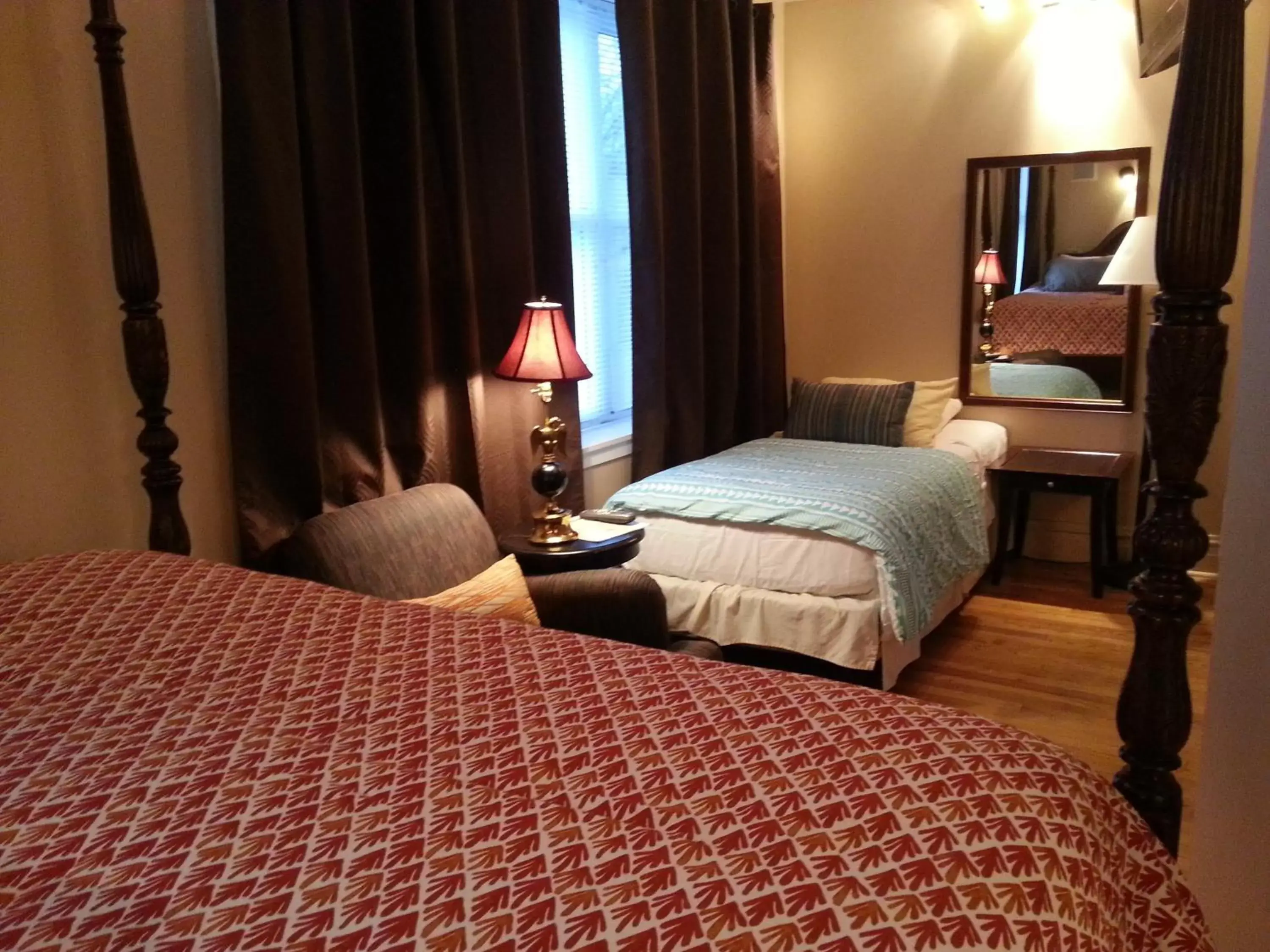 Triple Room with King Bed in Ray's Bucktown Bed and Breakfast Triple Room with King Bed in Ray's Bucktown Bed and Breakfast