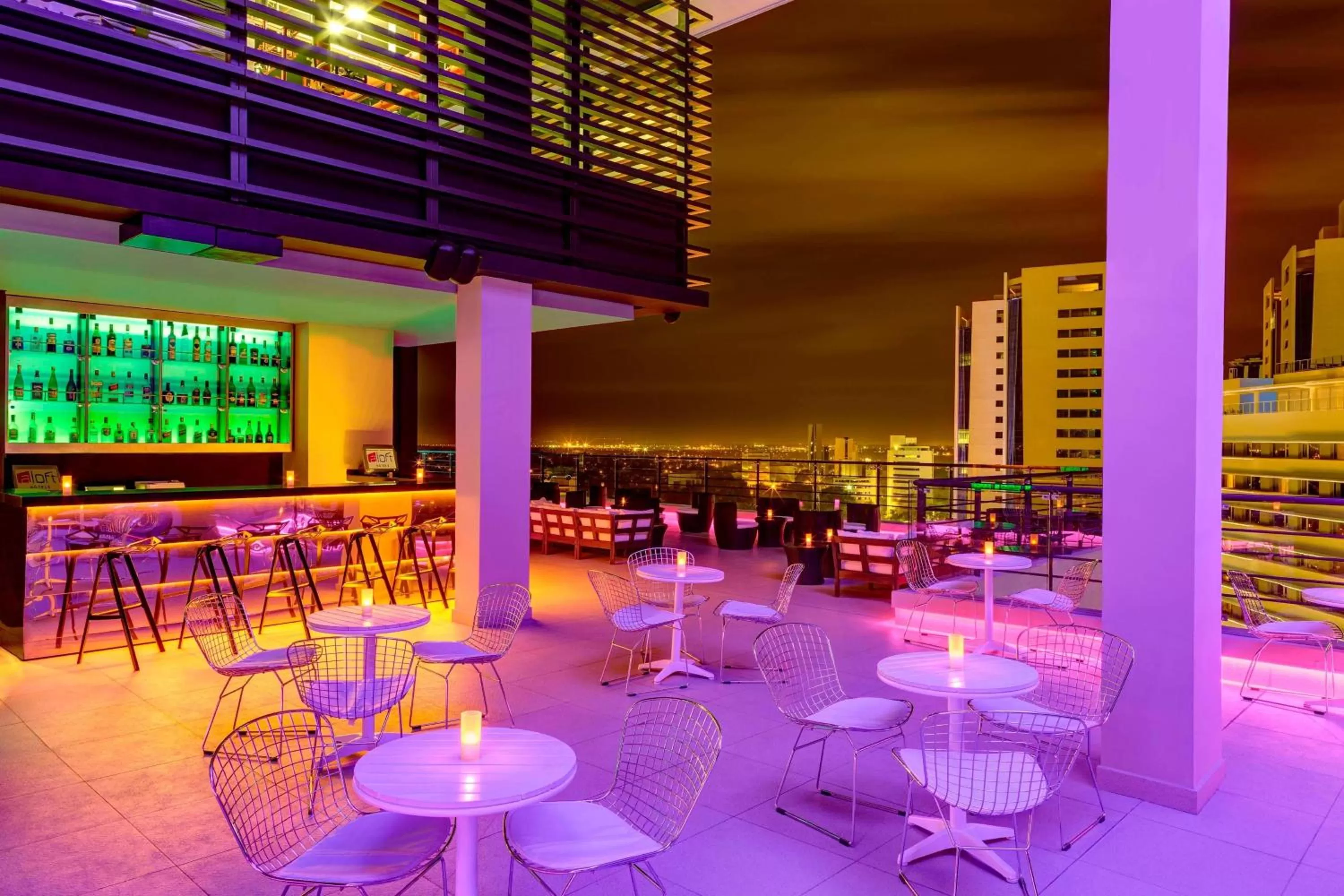 Lounge or bar in Aloft Asuncion