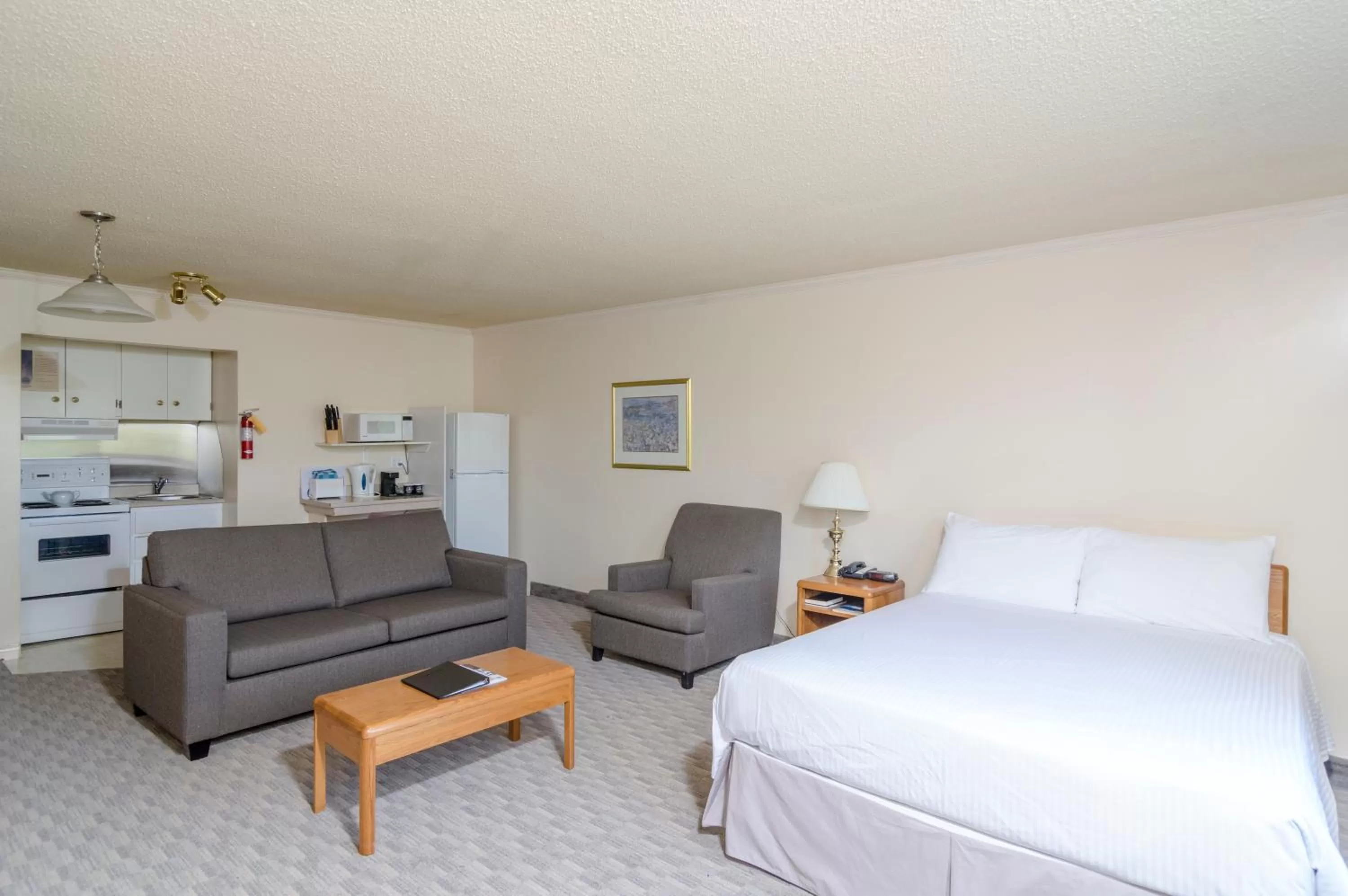 Kitchen or kitchenette, Bed in Mount Peyton Resort & Conference Centre