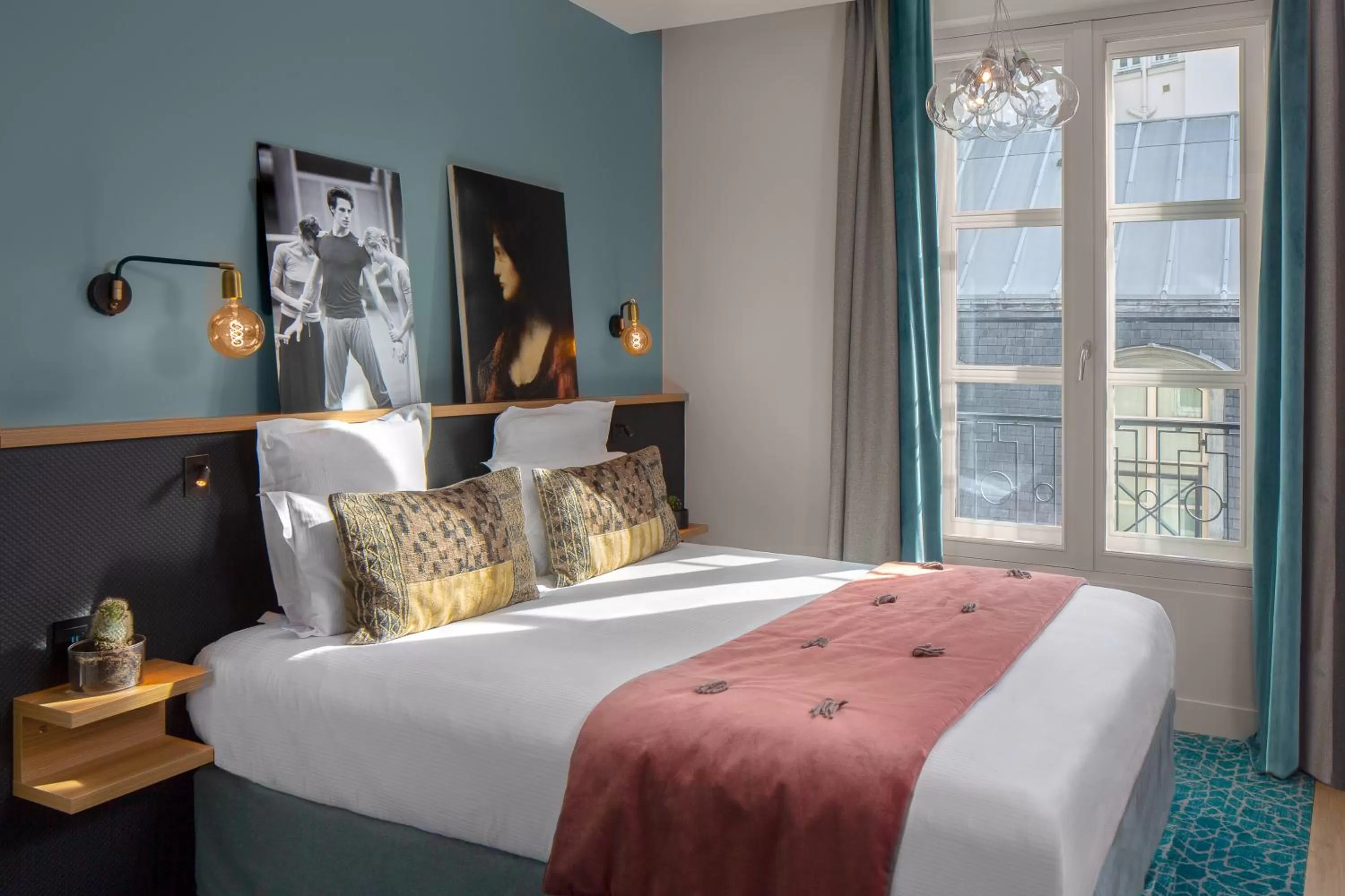 Bed in Lyric Hotel Paris Opera