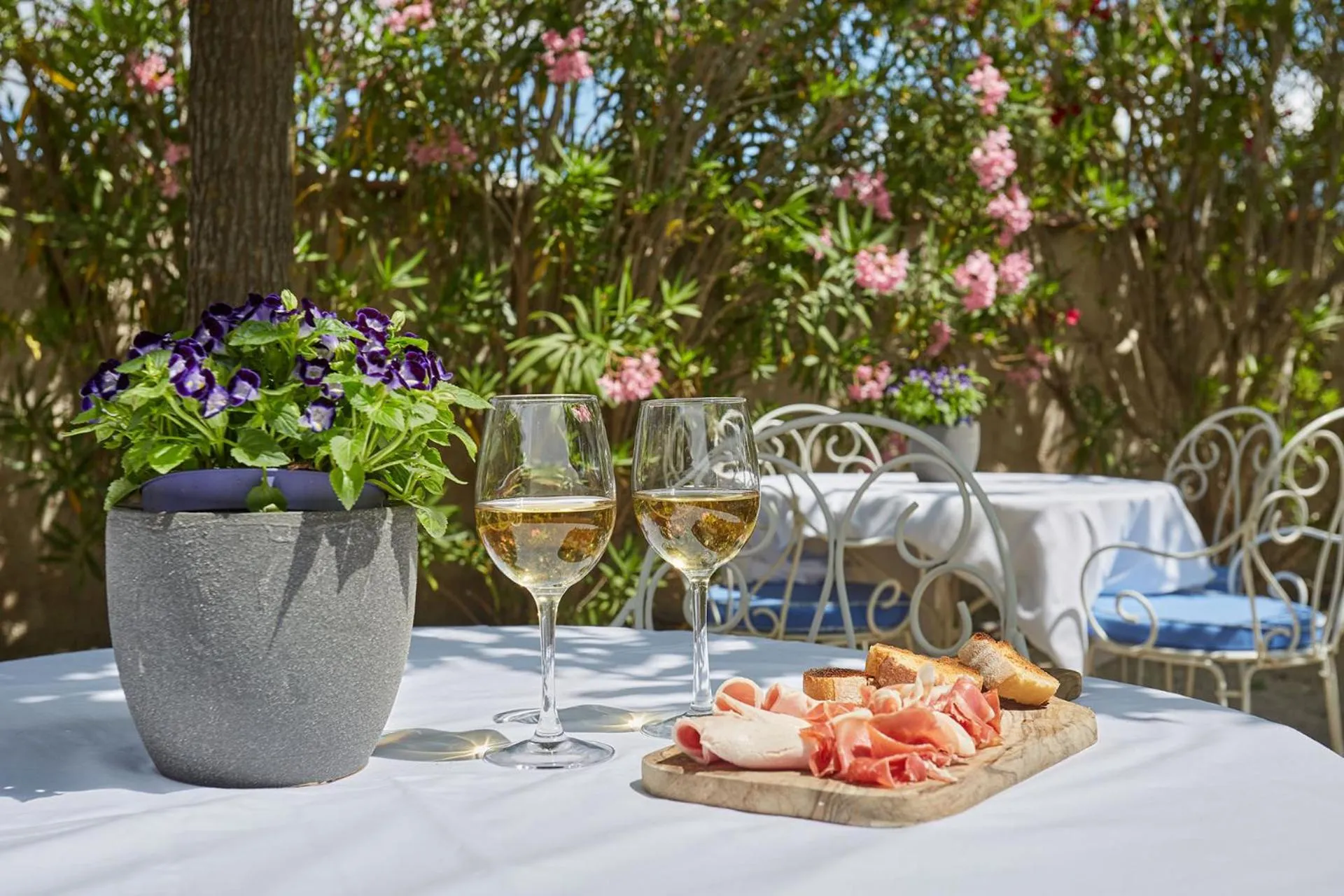 Patio in Logis Hôtel Le Rodin