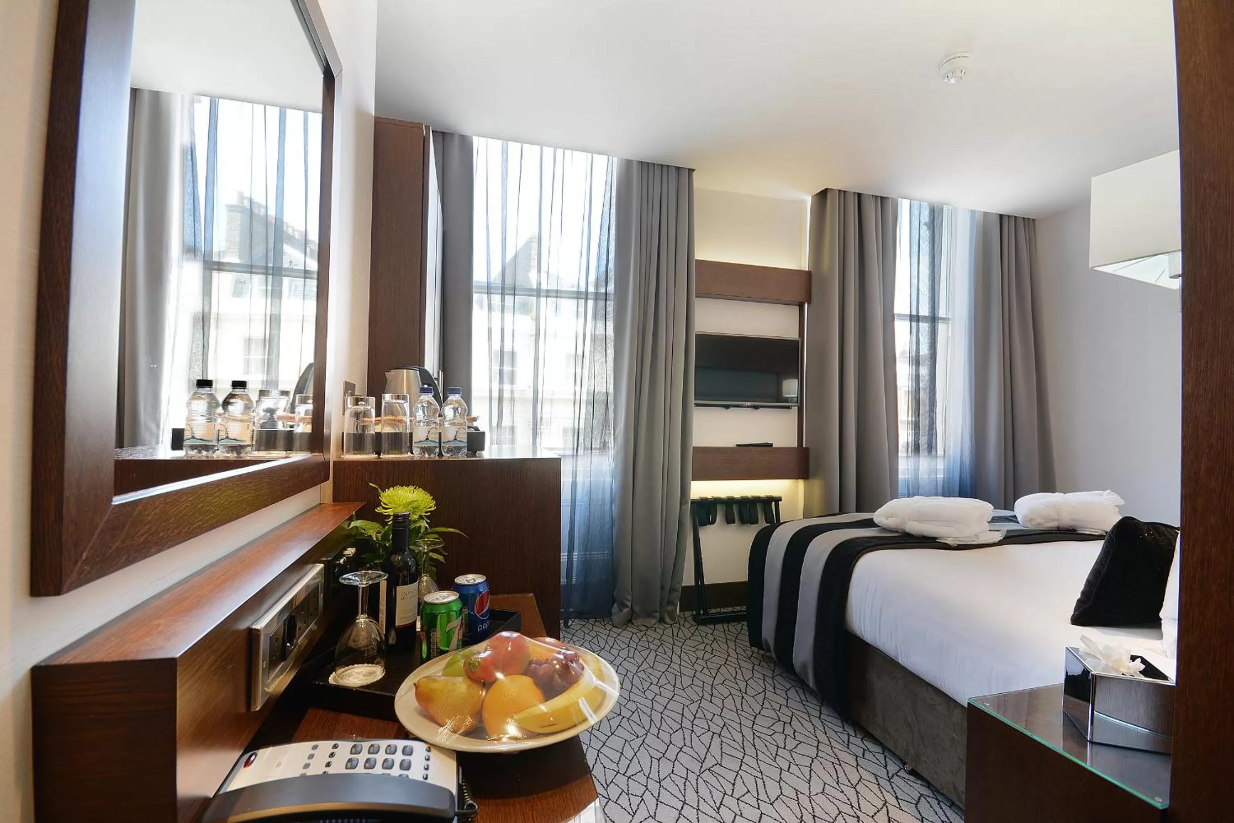 Bedroom, Bed in Park Grand Paddington Court