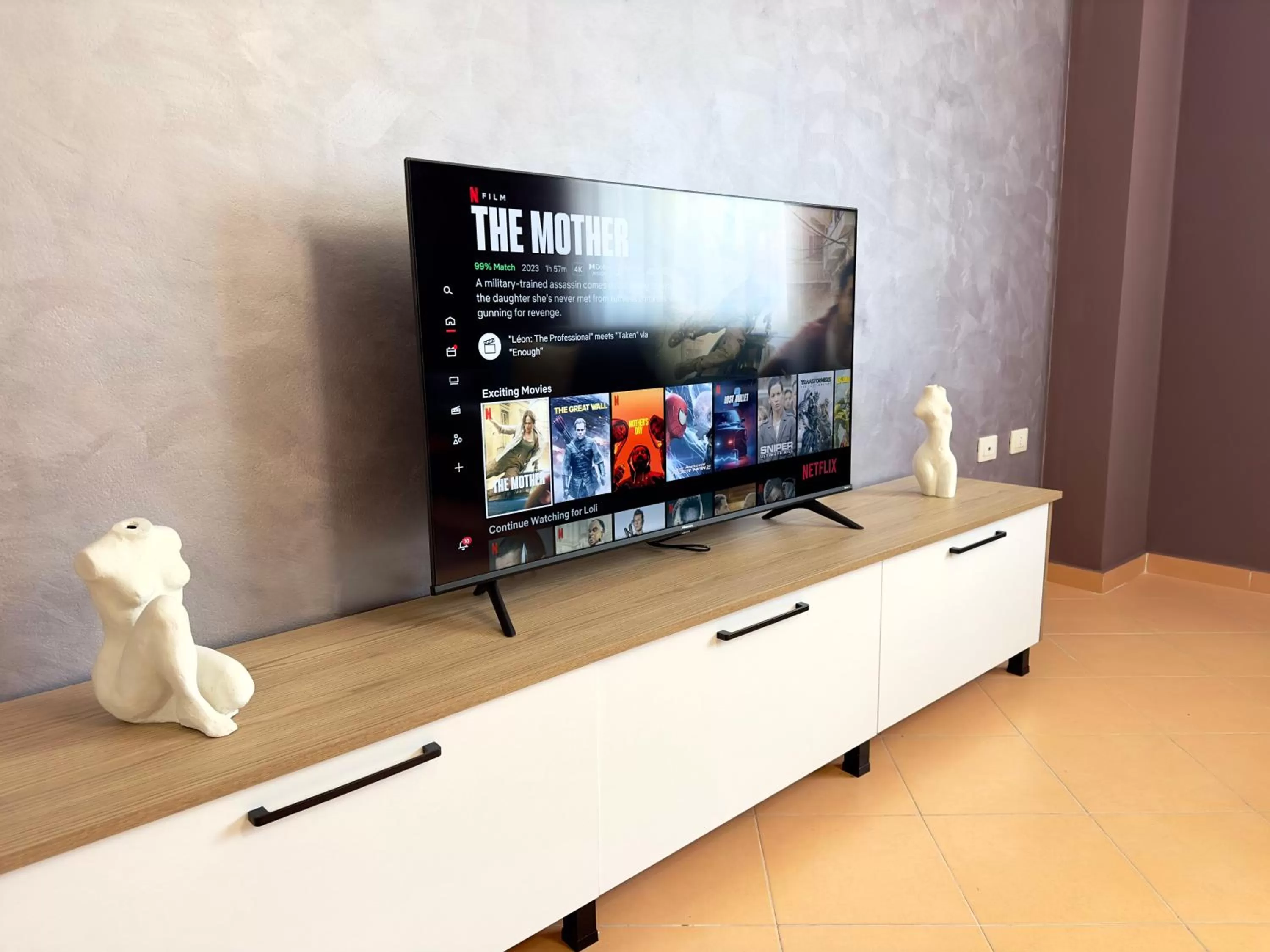 Communal lounge/ TV room, TV/Entertainment Center in FAMILY SUITE RESIDENCE