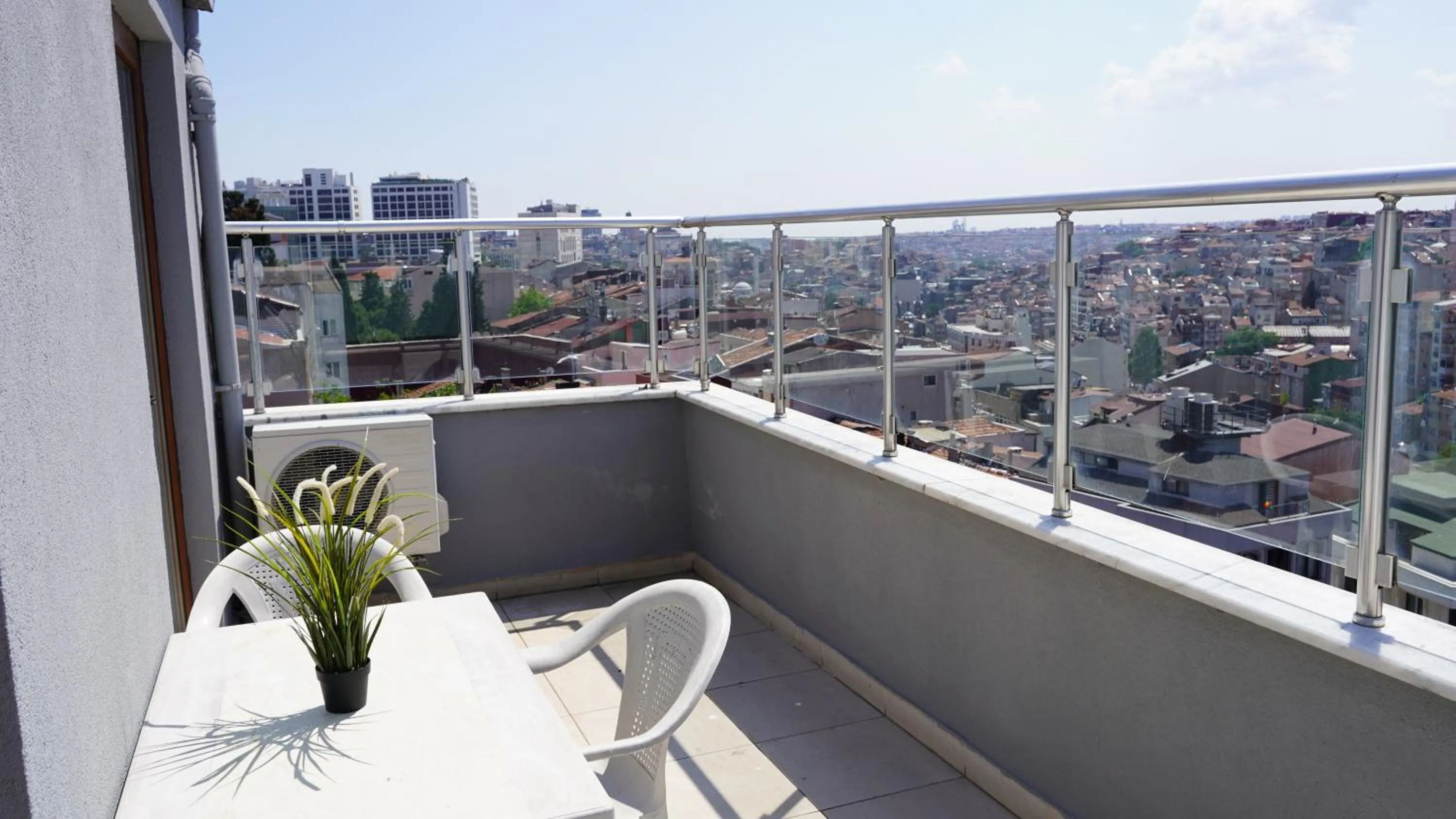 Day in Overland Residence