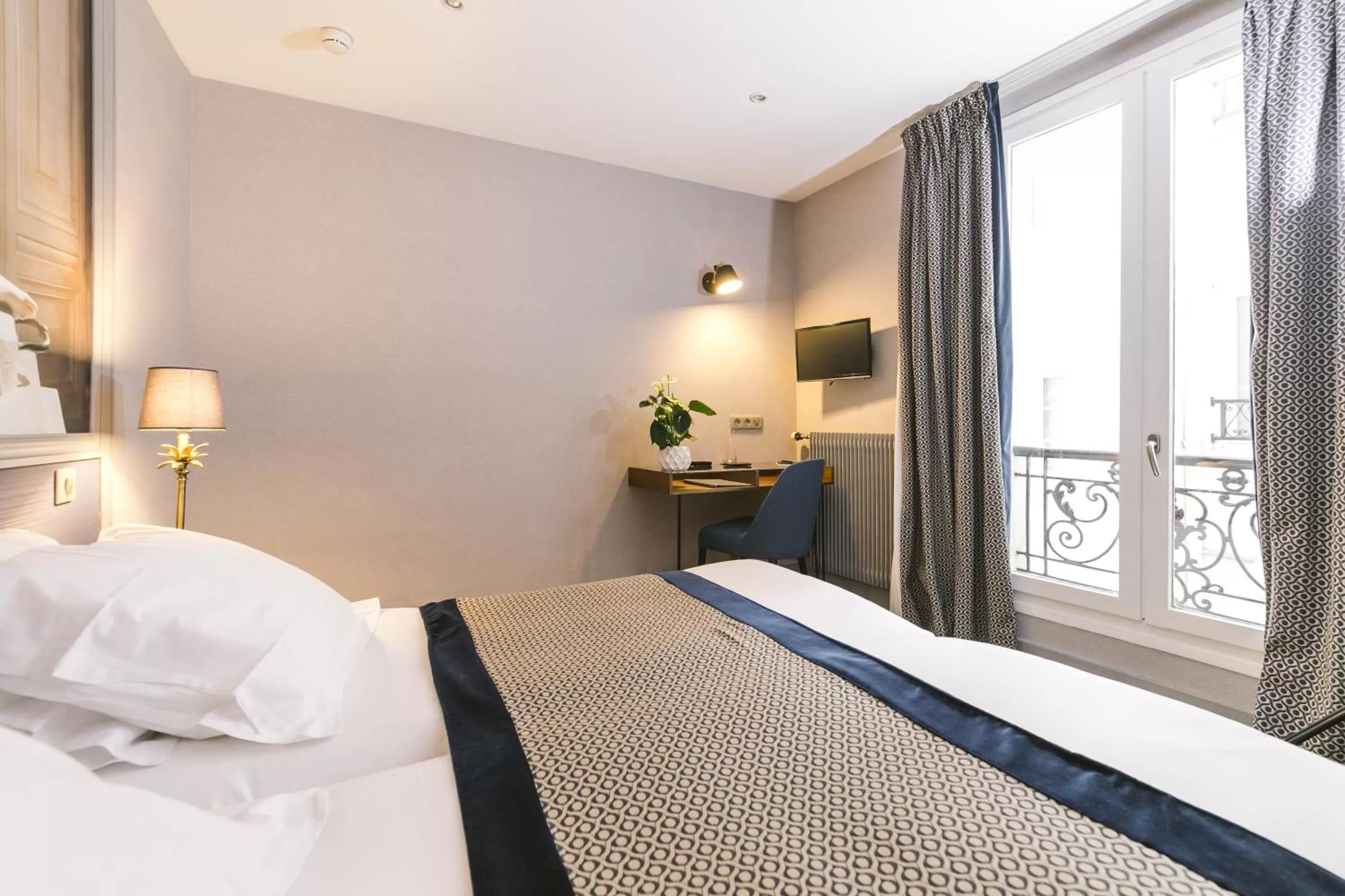 Photo of the whole room, Bed in Hotel Saint Christophe