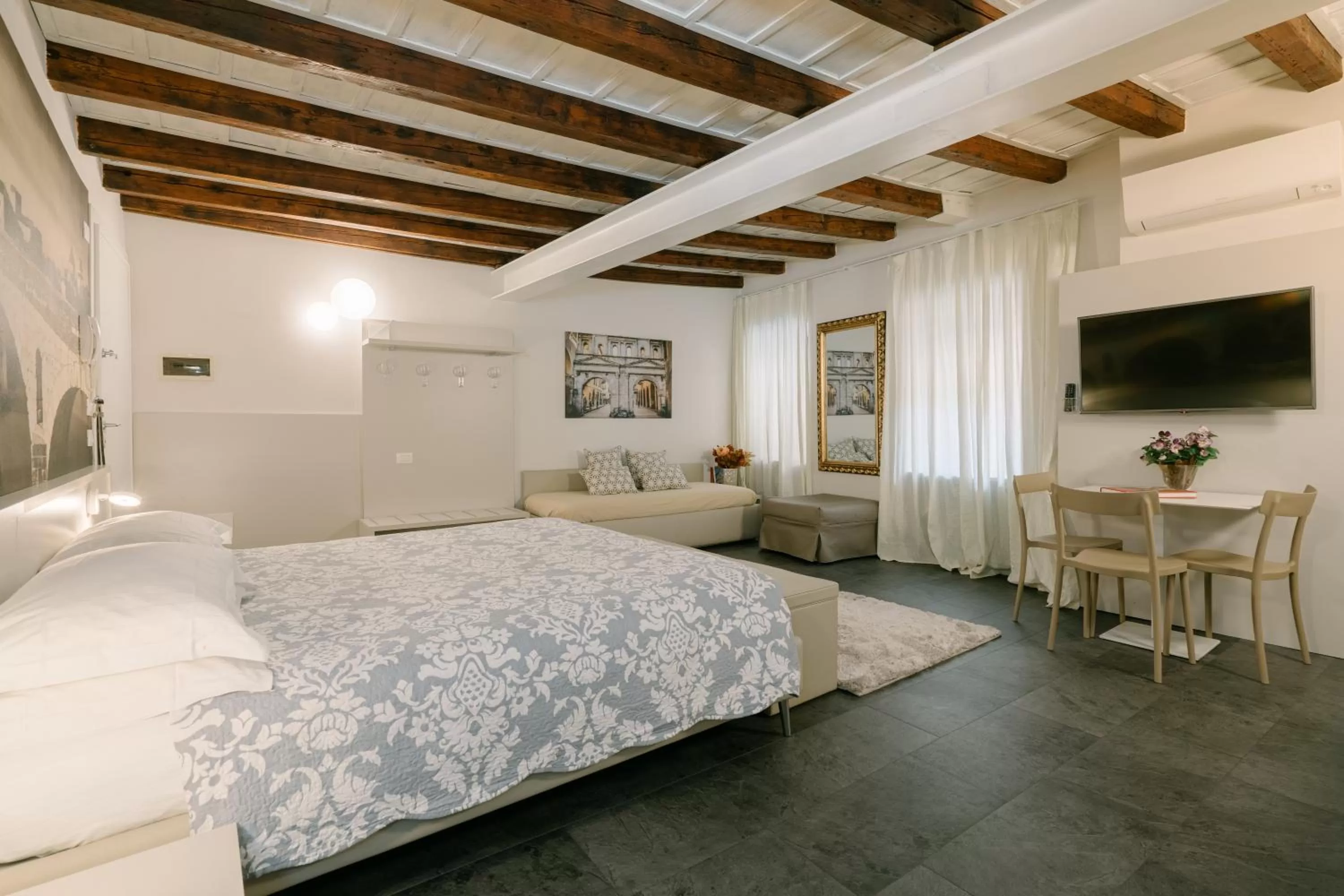 Photo of the whole room, Bed in Hotel Giulietta e Romeo ***S