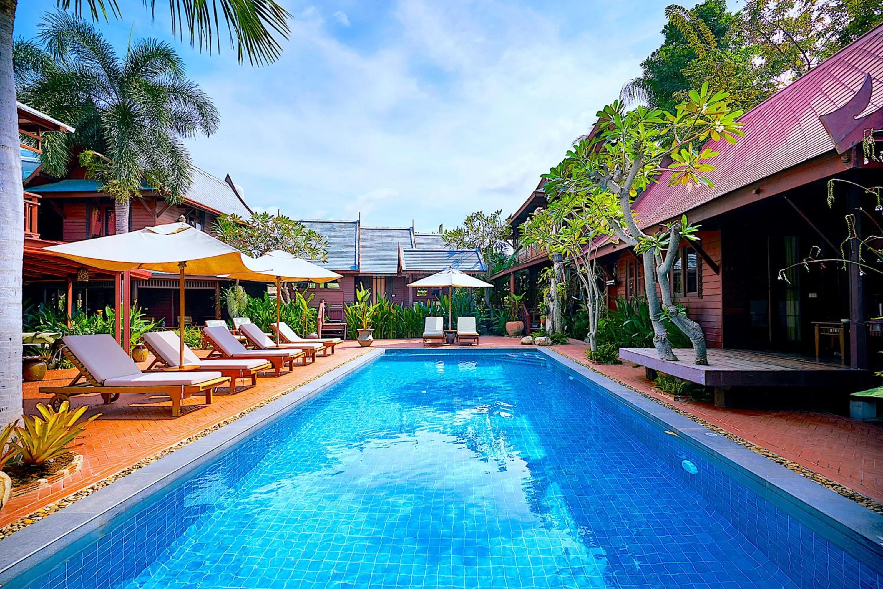 Swimming pool in Ruenkanok Thaihouse Resort