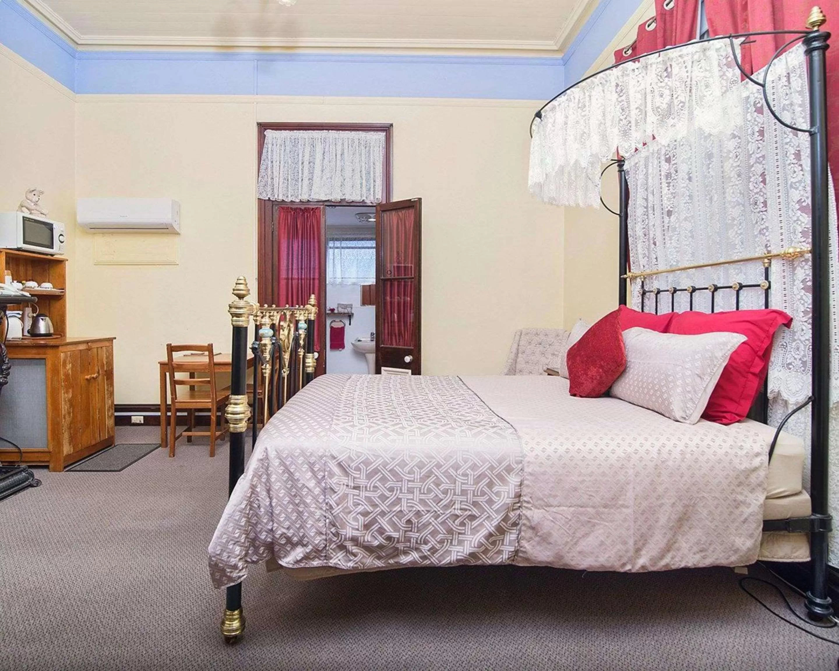 Deluxe Queen Room in Comfort Inn Warwick