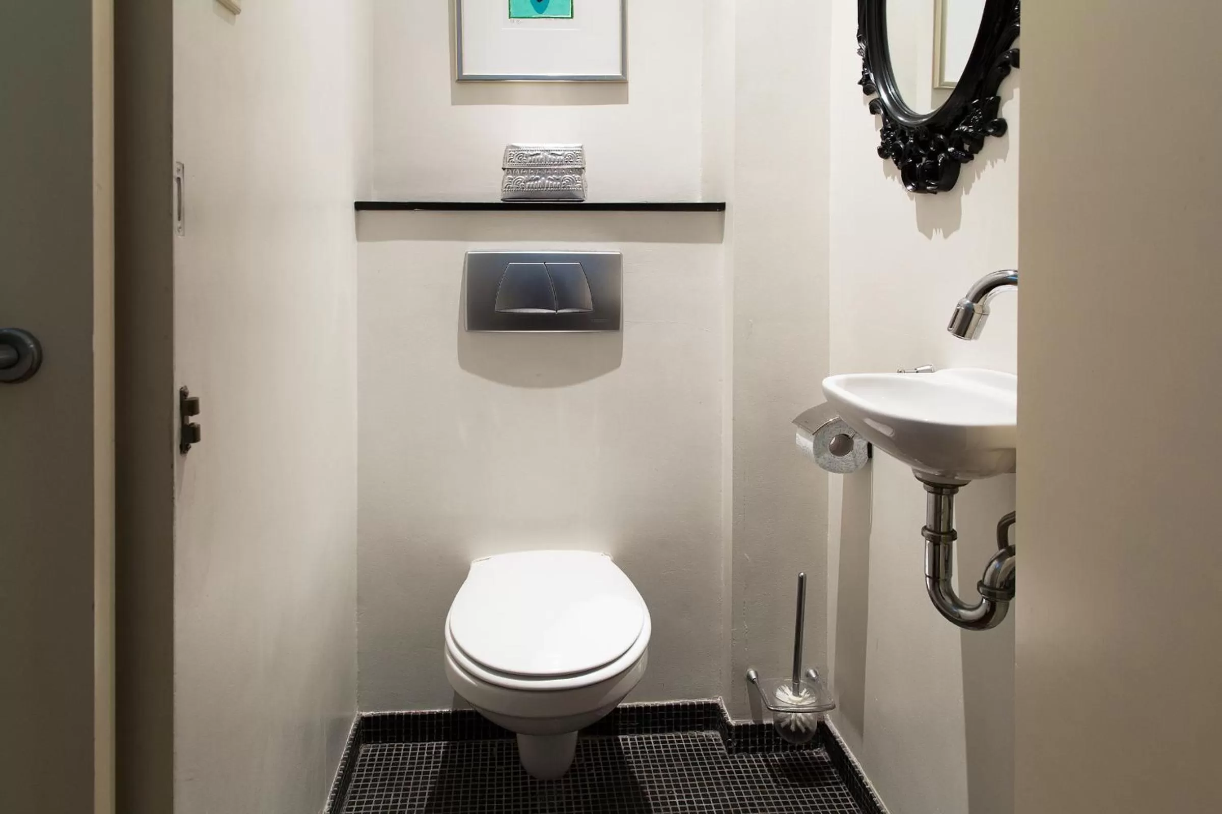 Bathroom in Marnix Modern: Supercentral 8P