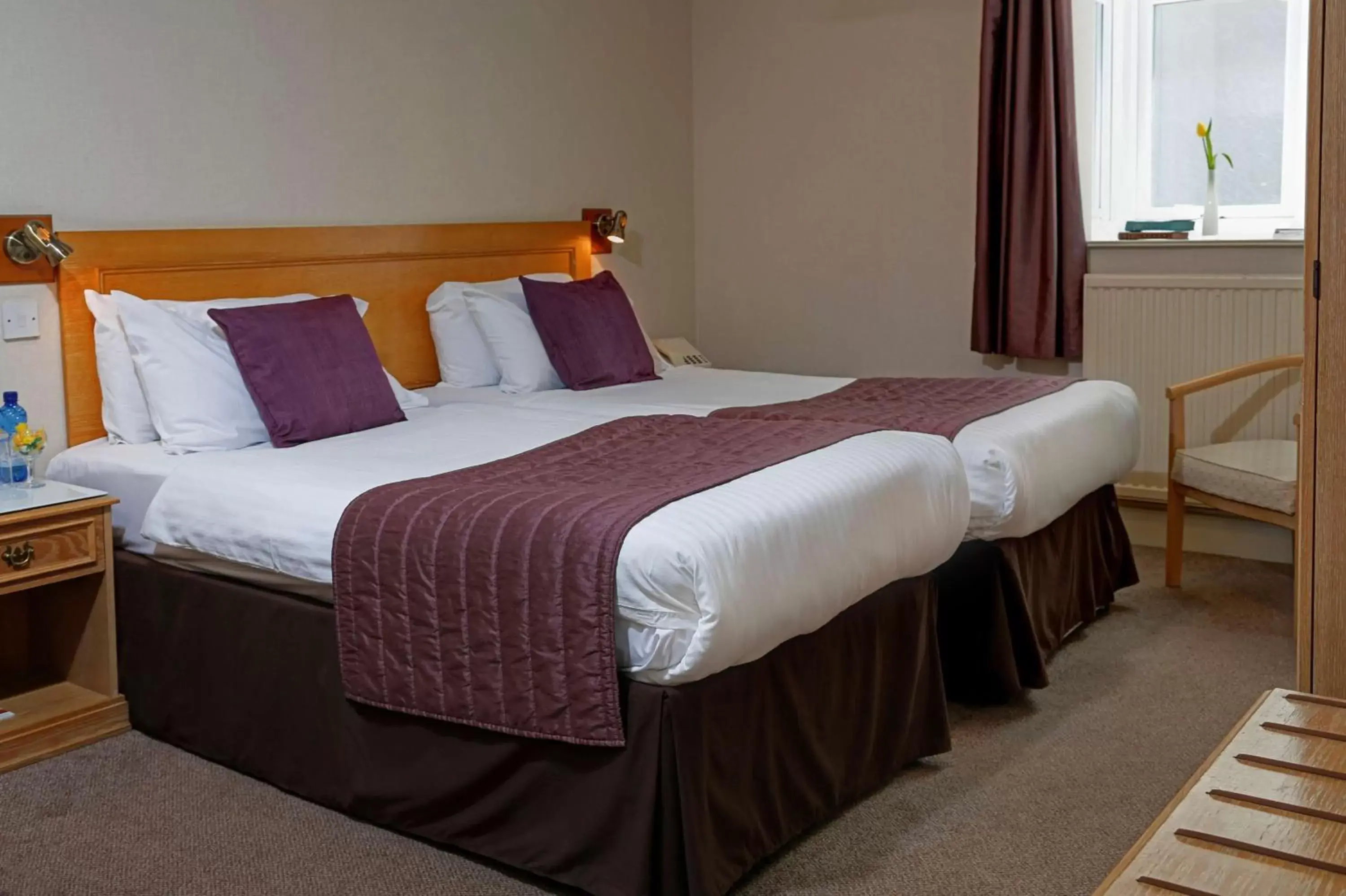 Standard Twin Room in BEST WESTERN New Holmwood Hotel Standard Twin Room in BEST WESTERN New Holmwood Hotel