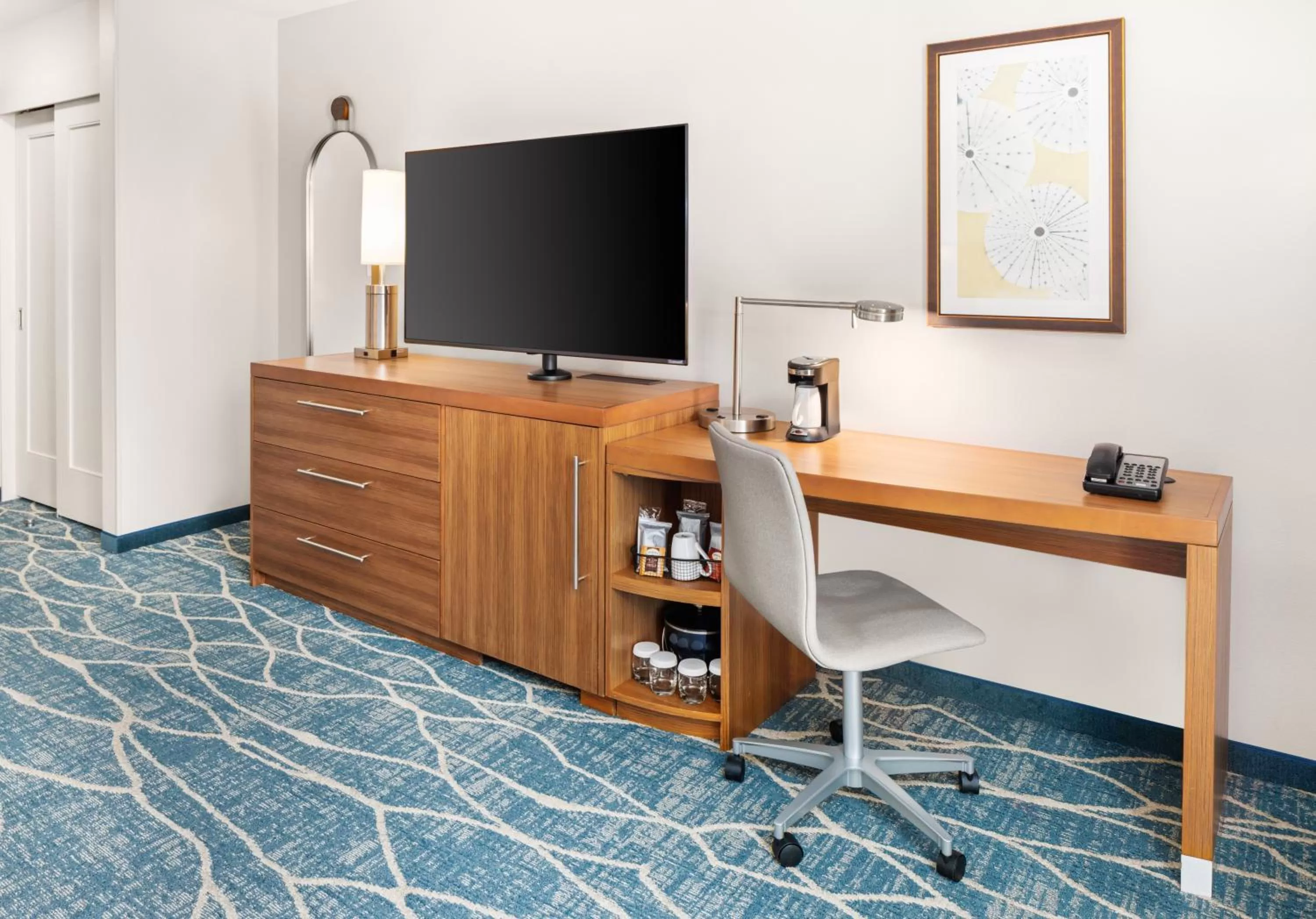 TV and multimedia in Hyatt Place Waikiki Beach