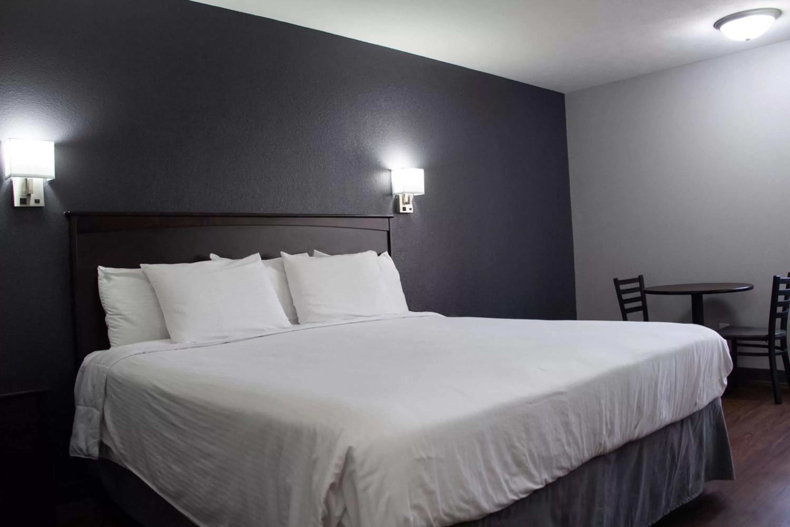 Bedroom, Bed in New Victorian Inn & Suites-Norfolk