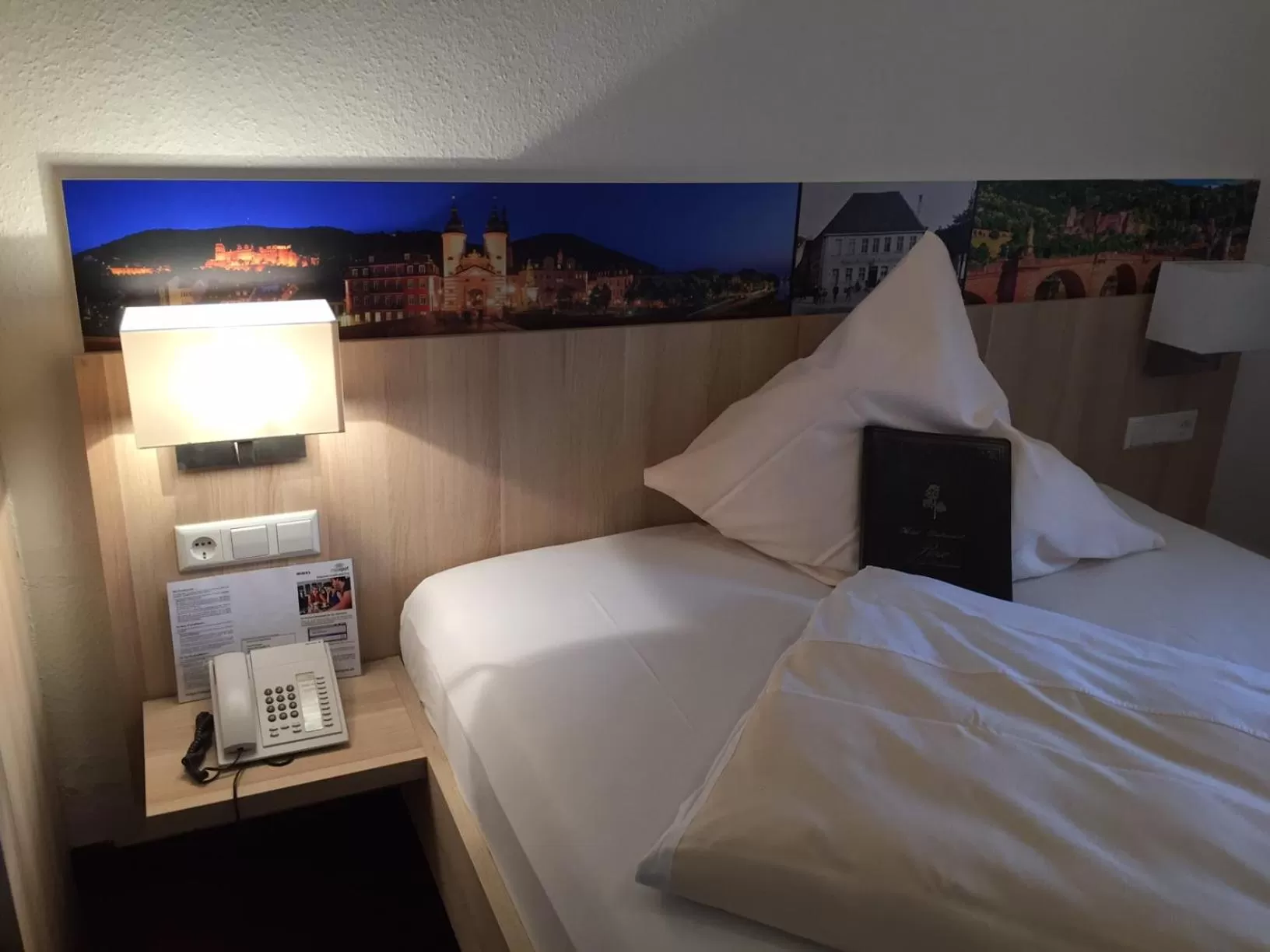 Photo of the whole room, Bed in Hotel Rose Heidelberg inklusive Frühstück, Saunanutzung und Parkplätze nach Verfügbarkeit