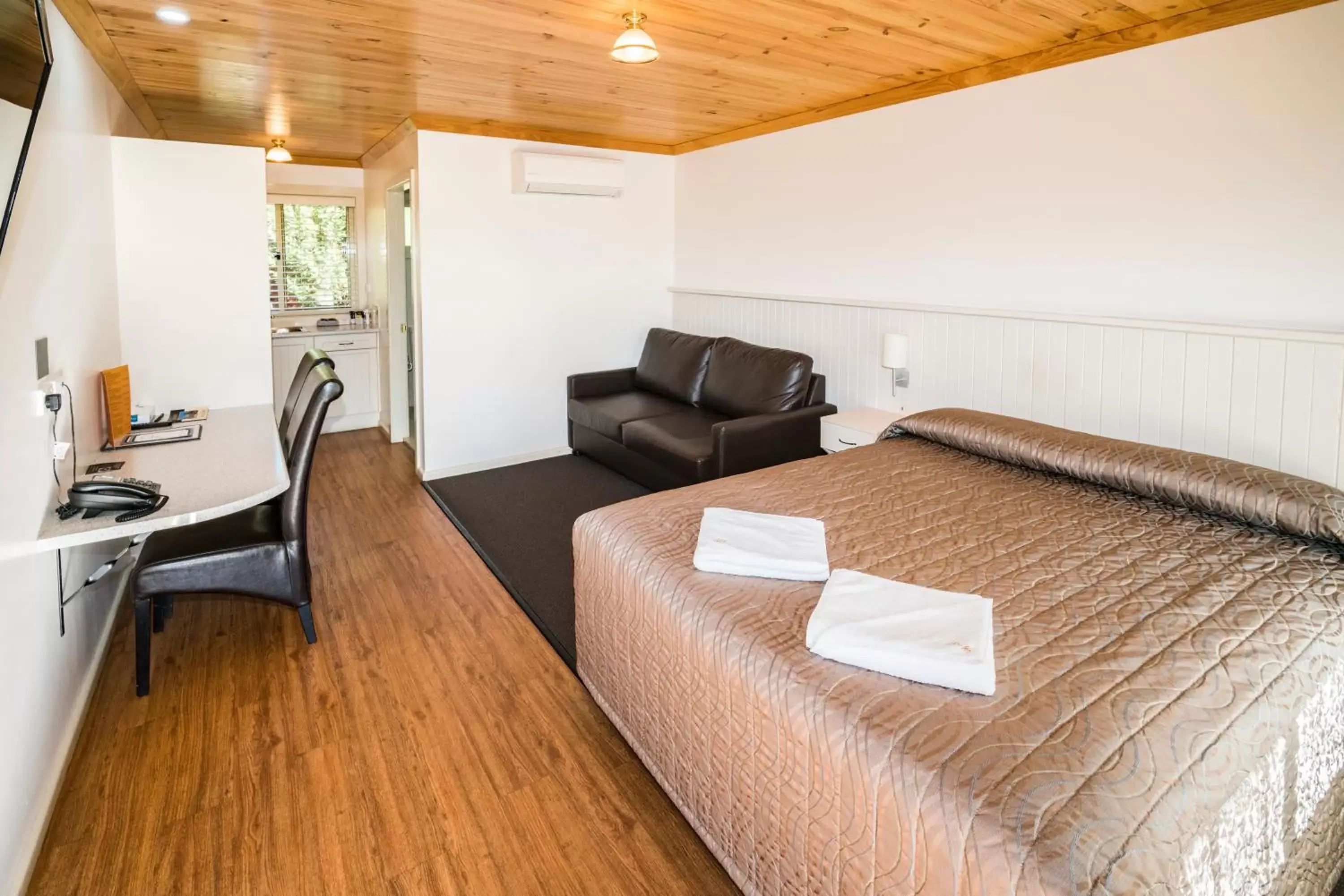 Queen Room with Sofa Bed in Black Gold Motel Queen Room with Sofa Bed in Black Gold Motel