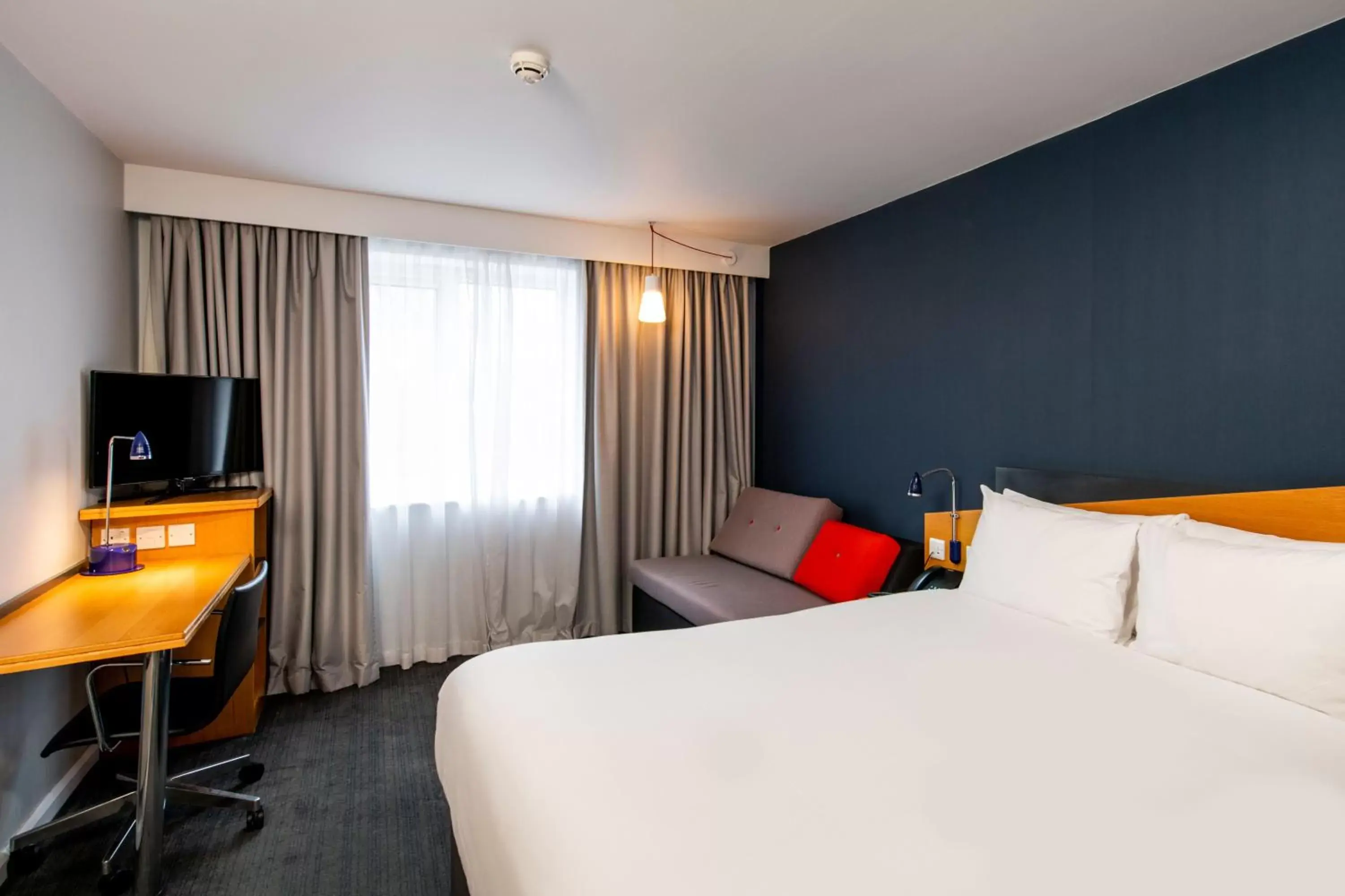 Standard Double Room with Sofa Bed and Free Hot Breakfast in Holiday Inn Express Newport by IHG Standard Double Room with Sofa Bed and Free Hot Breakfast in Holiday Inn Express Newport by IHG