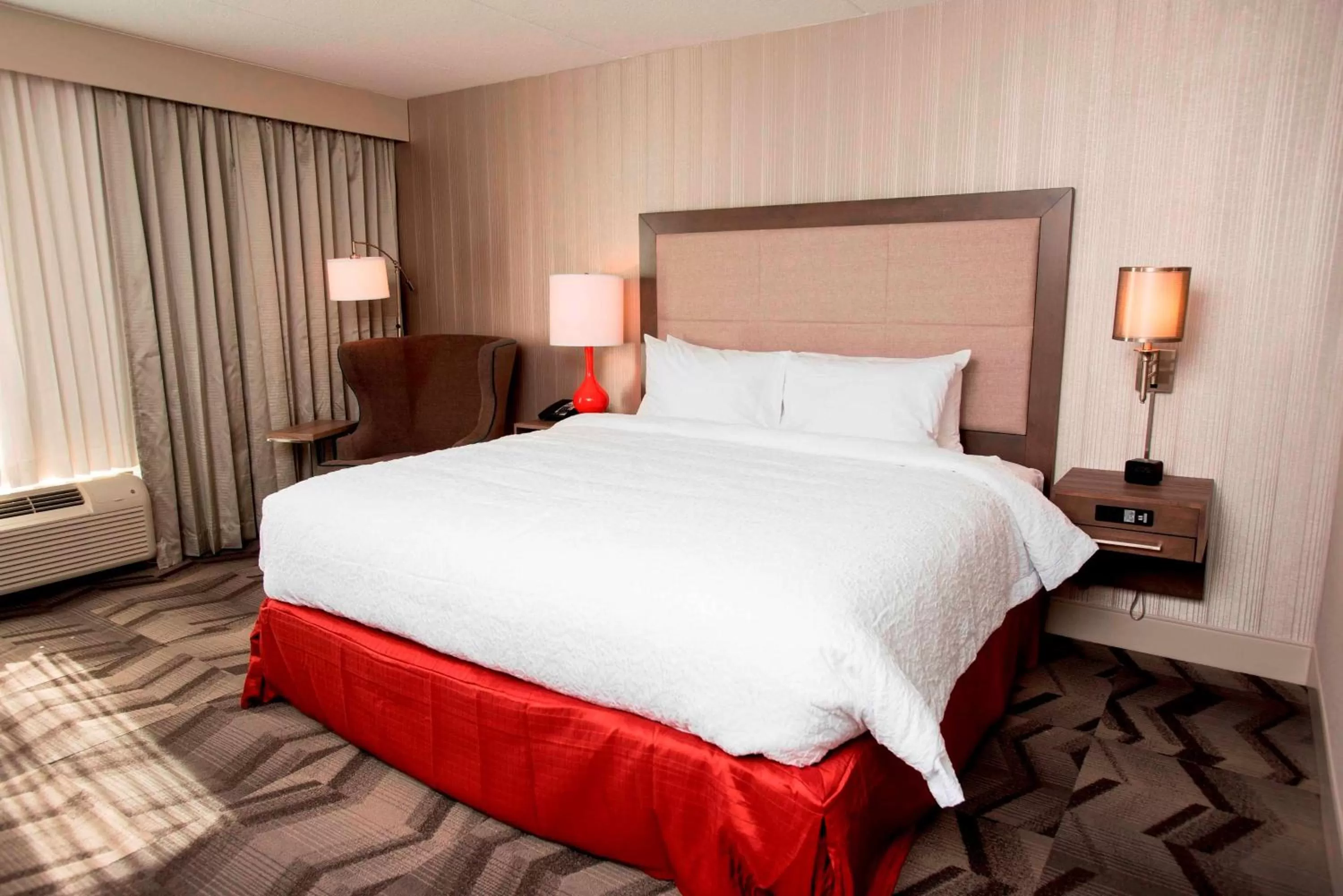 Bed in Hampton Inn & Suites by Hilton Thunder Bay