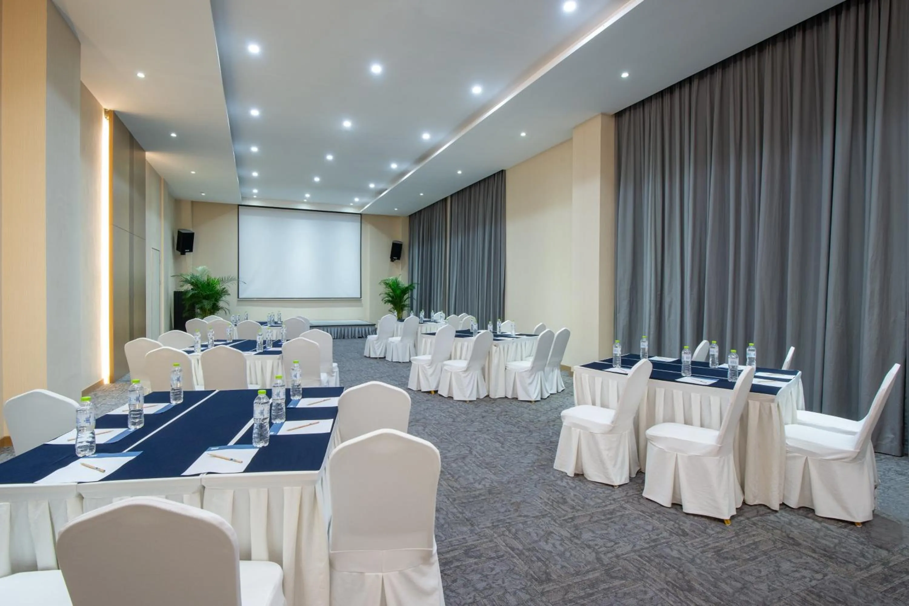 Meeting/conference room in Holiday Inn Express Chengdu Huanhuaxi by IHG-Near Jinsha Site Musem,Near Wuhou Temple Museum,Welcome drinks,Free gym,Free self-service laundry