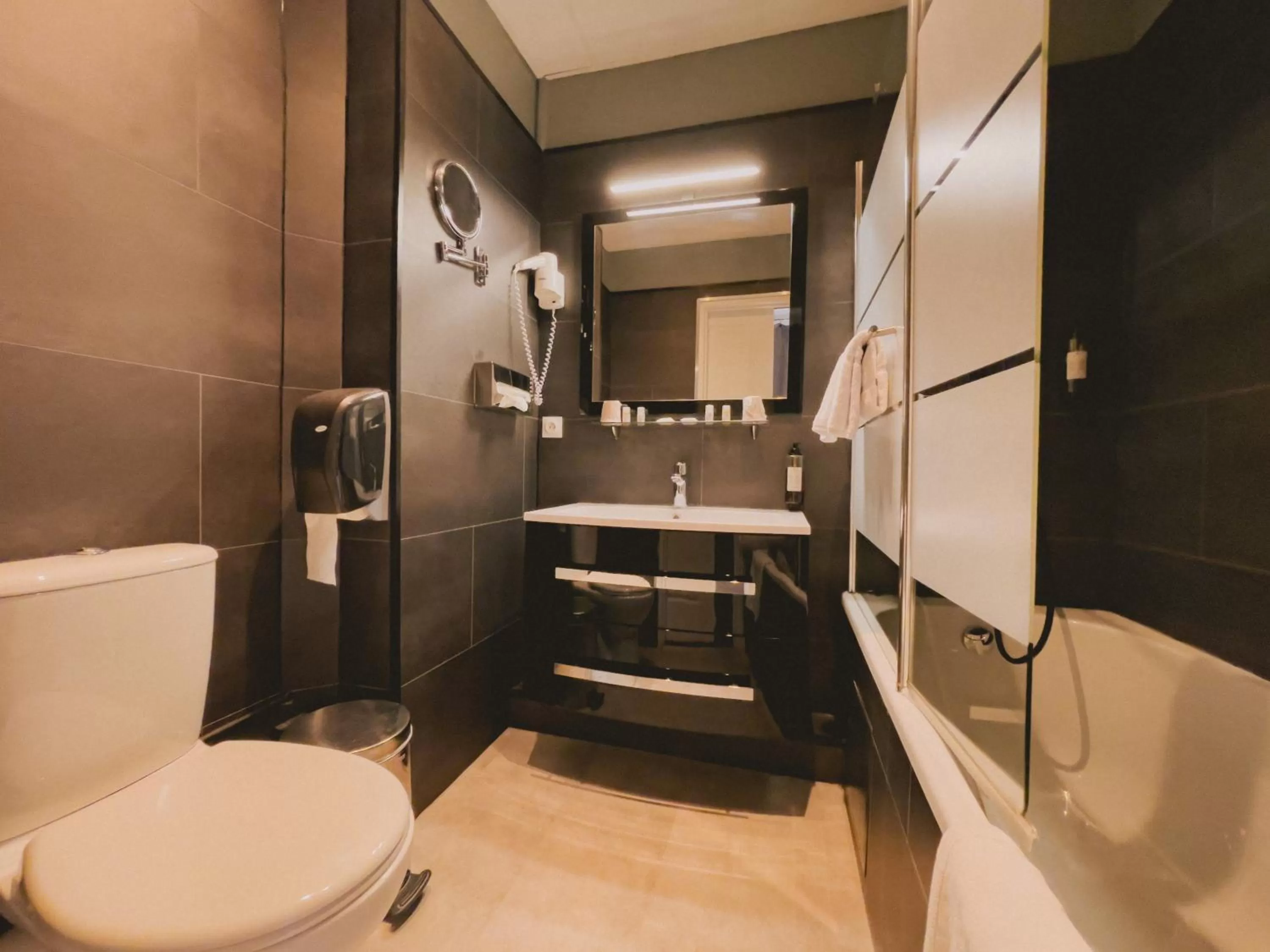 Bathroom in Royal Hôtel