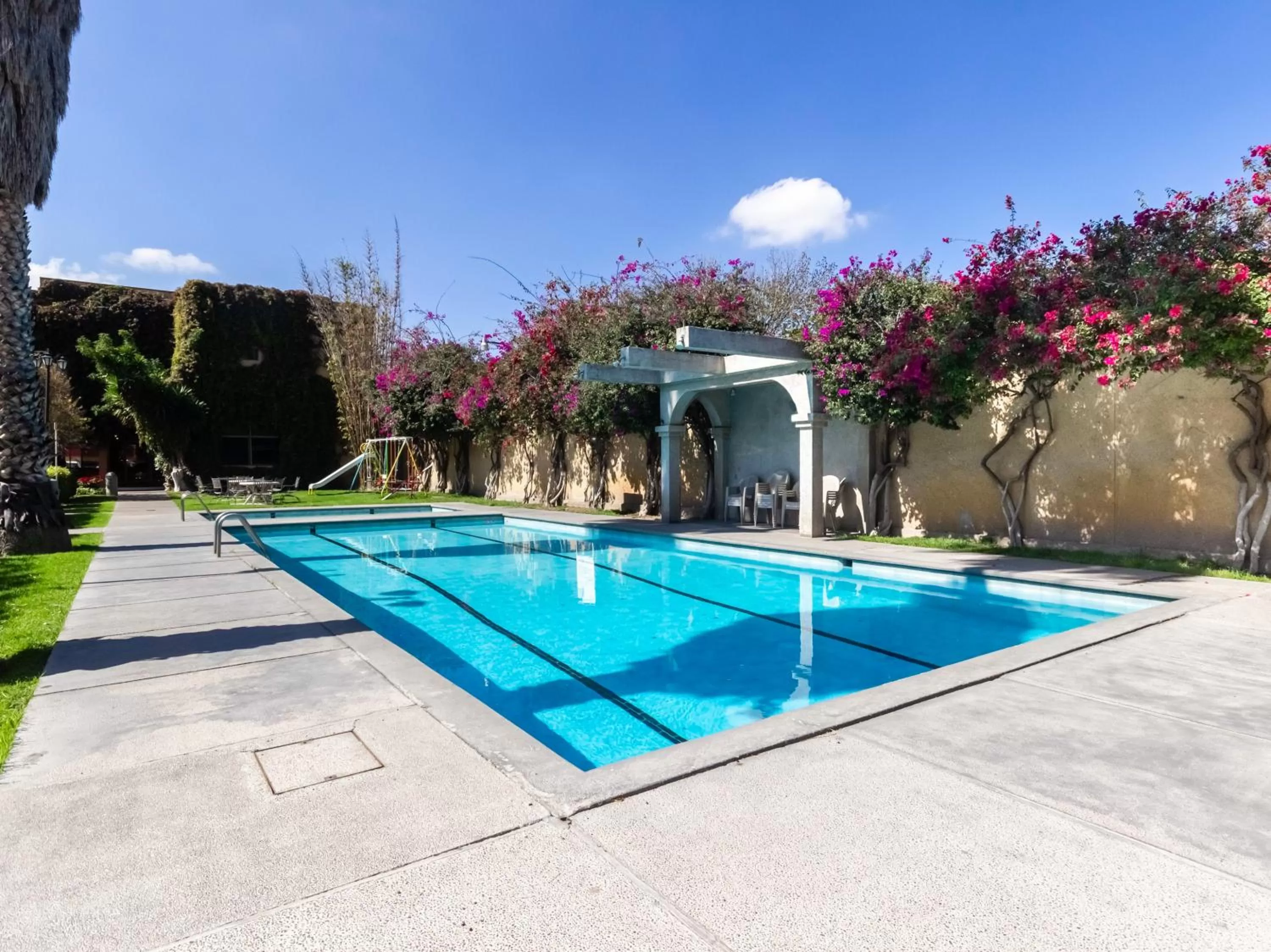 Swimming Pool in Capital O Mansión los Arcos, San Luis Potosí