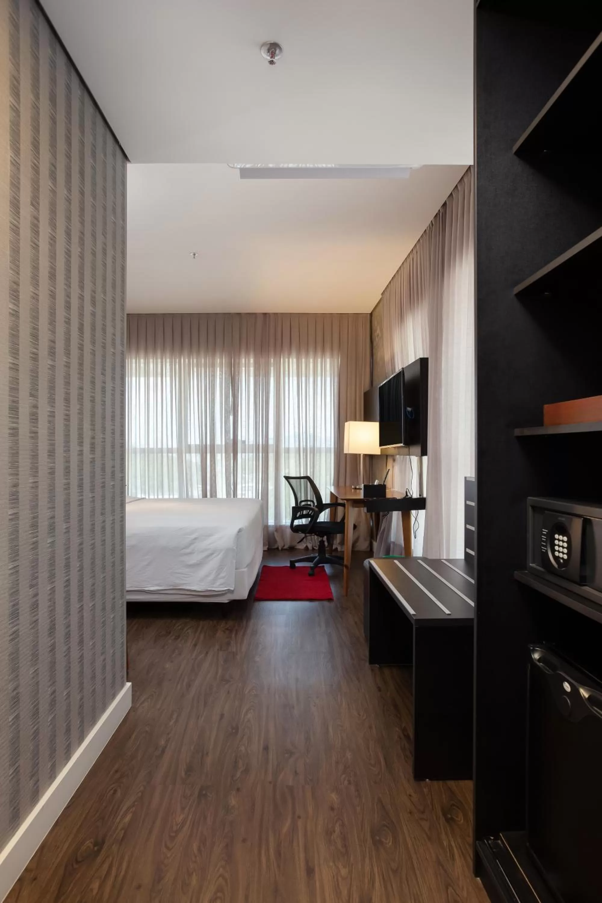 Living room, Bed in Hilton Garden Inn Praia Brava