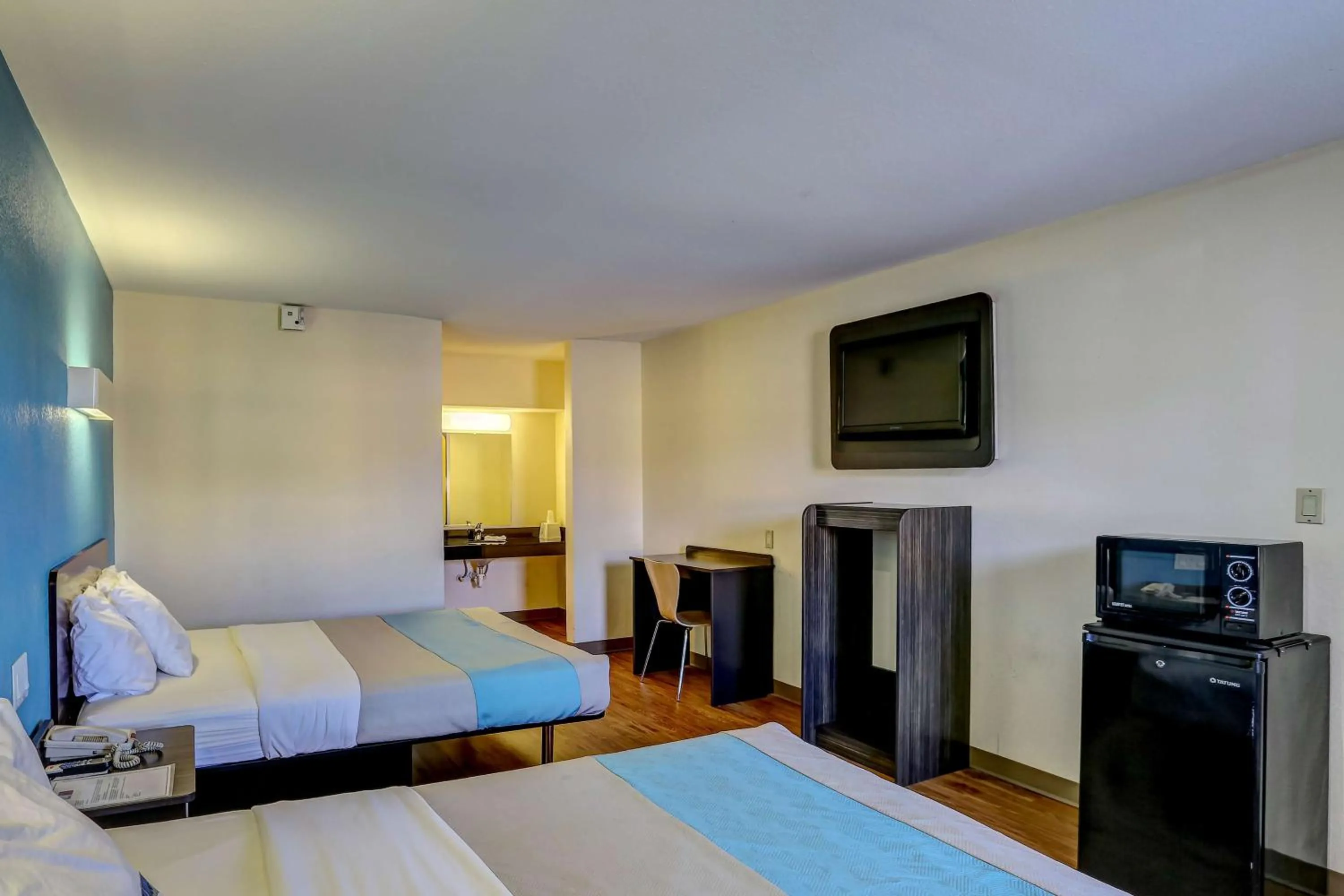 Photo of the whole room, Bed in Motel 6-Dickson, TN