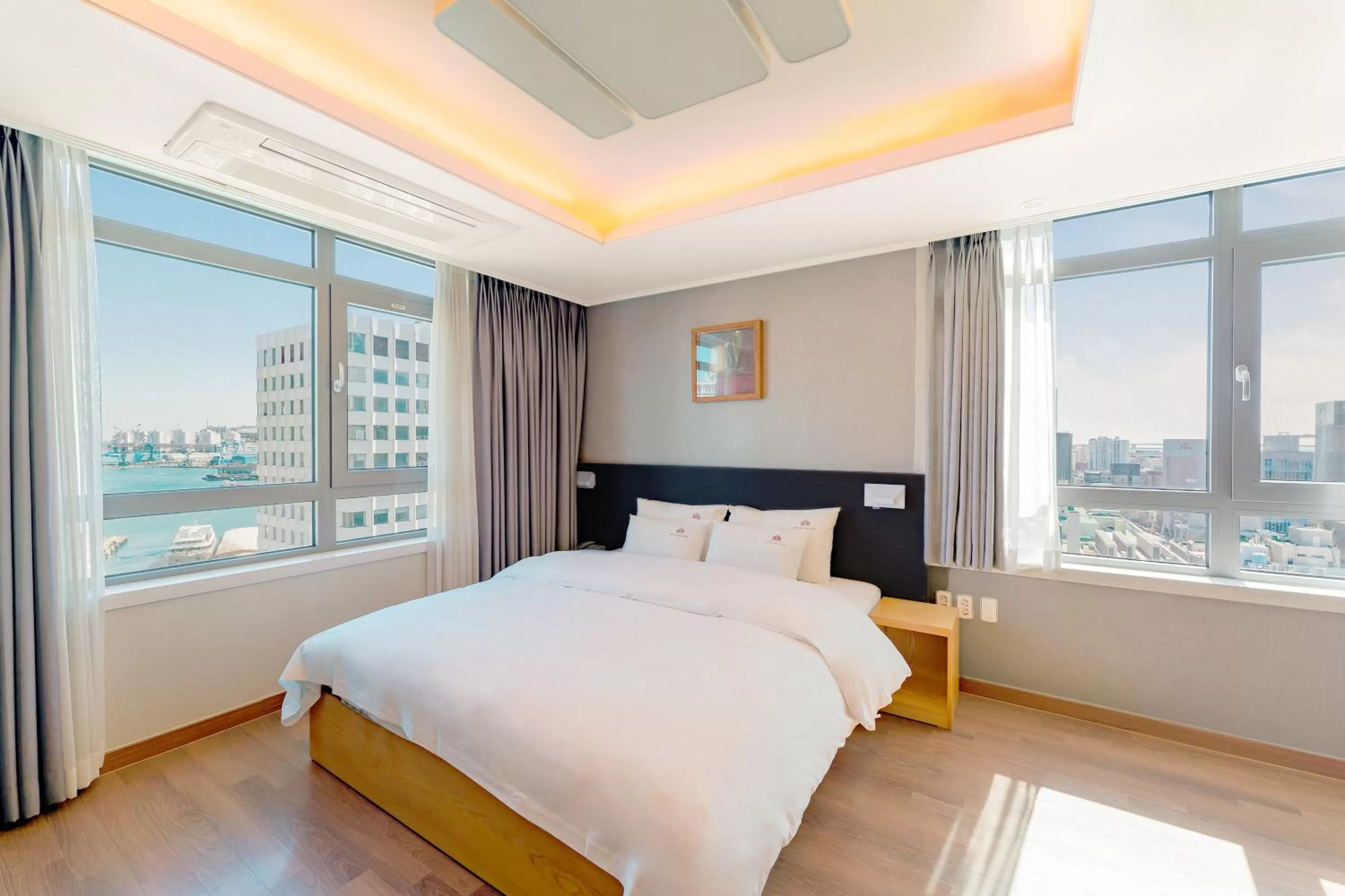 Bed in Central Park Hotel Busan