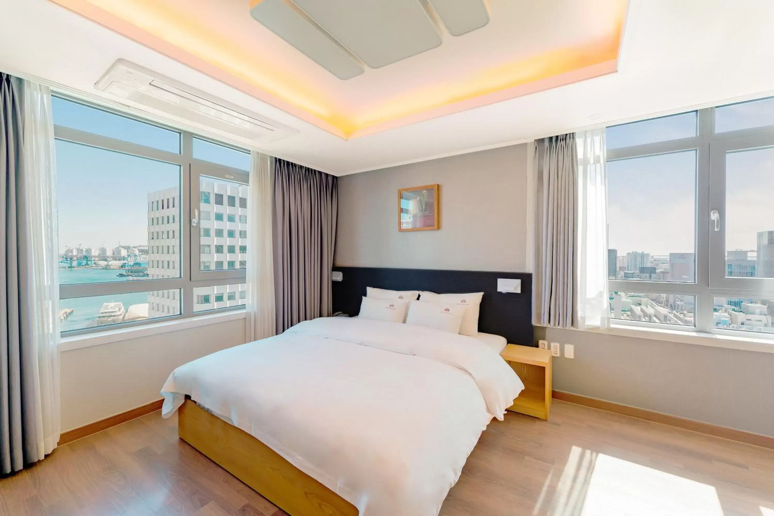 Standard Double Room with Harbor View in Central Park Hotel Busan Standard Double Room with Harbor View in Central Park Hotel Busan