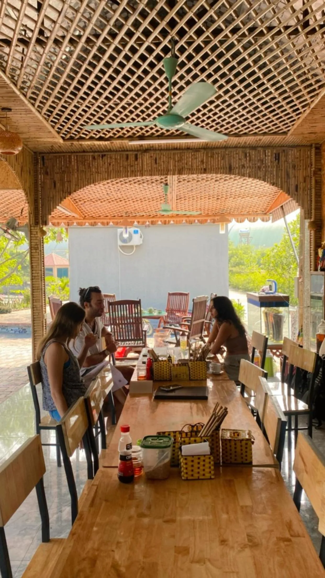 group of guests in Tam Coc Cat Luong Homestay