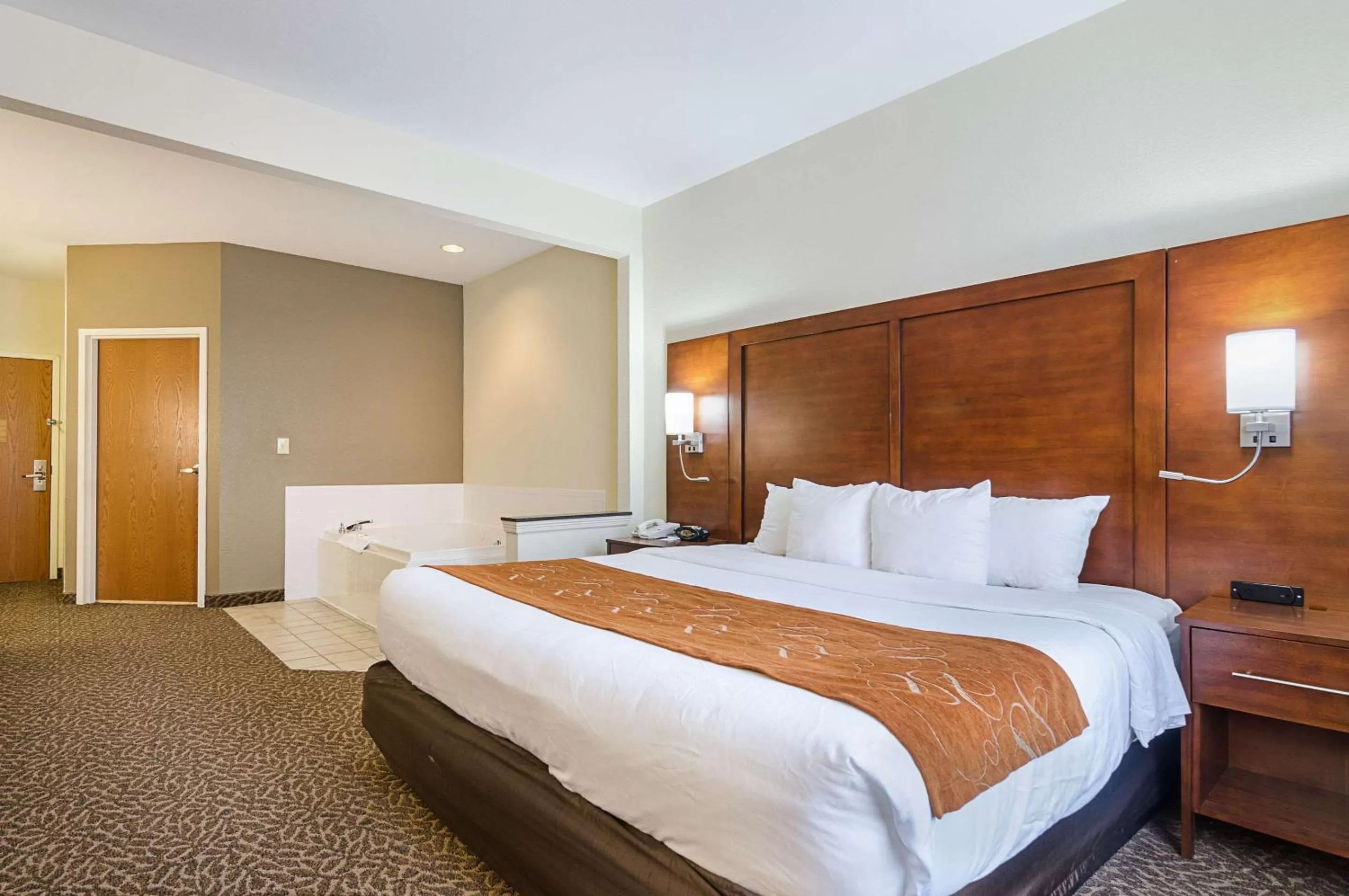 Photo of the whole room, Bed in Quality Suites Springdale West I-49