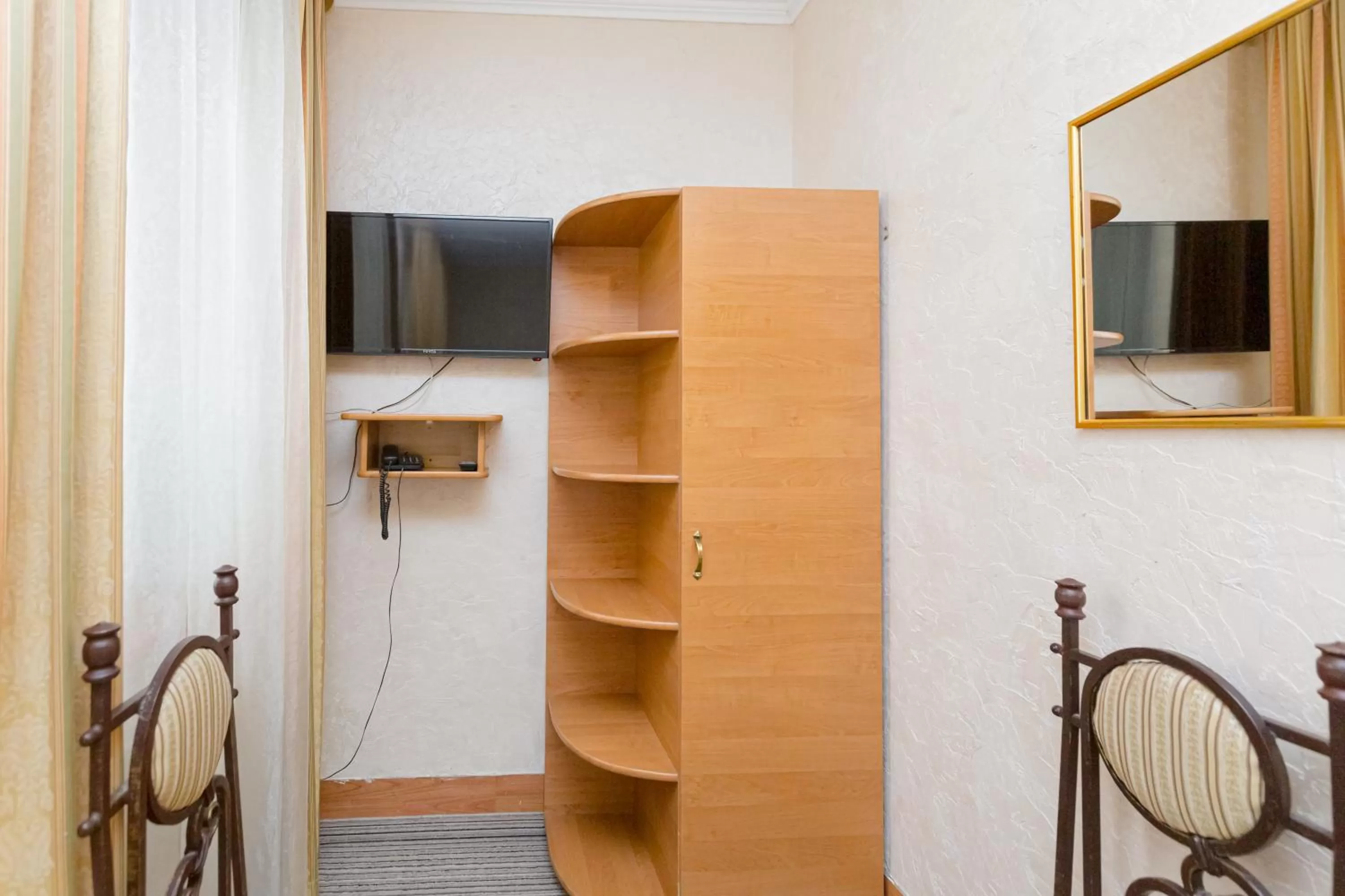 Communal lounge/ TV room, TV/Entertainment Center in Staryi Krakiv