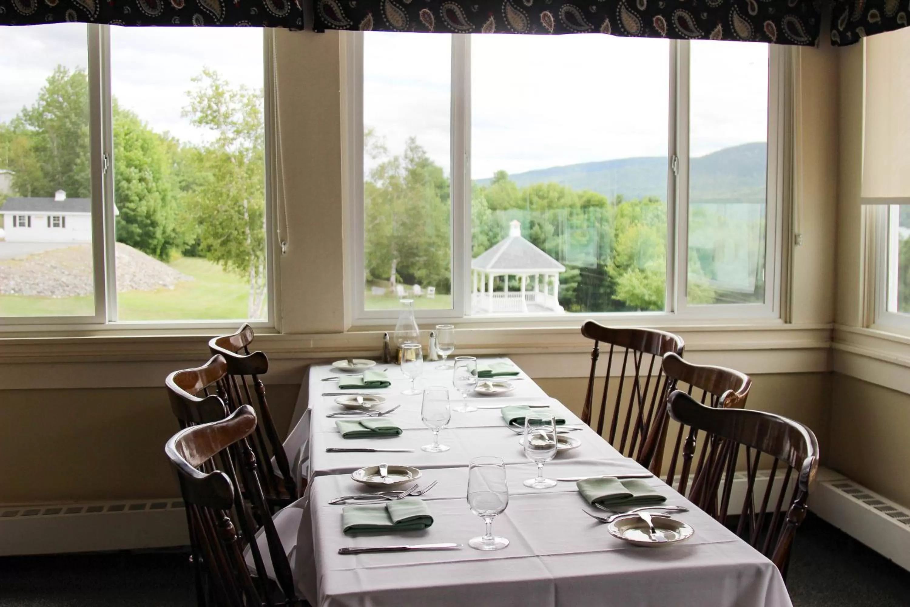 Restaurant/Places to Eat in The Lucerne Inn