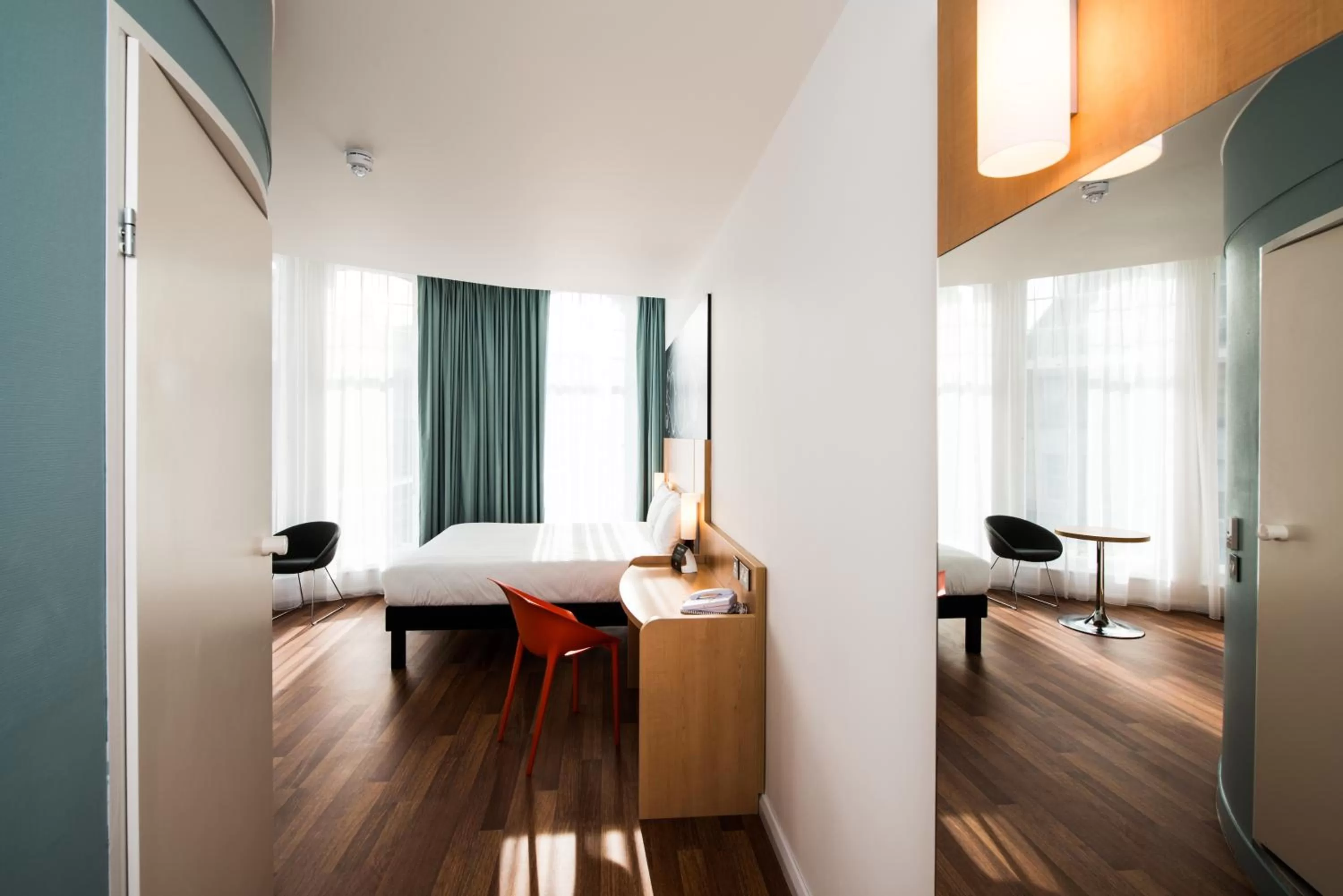 Photo of the whole room, Bed in ibis Edinburgh Centre South Bridge – Royal Mile