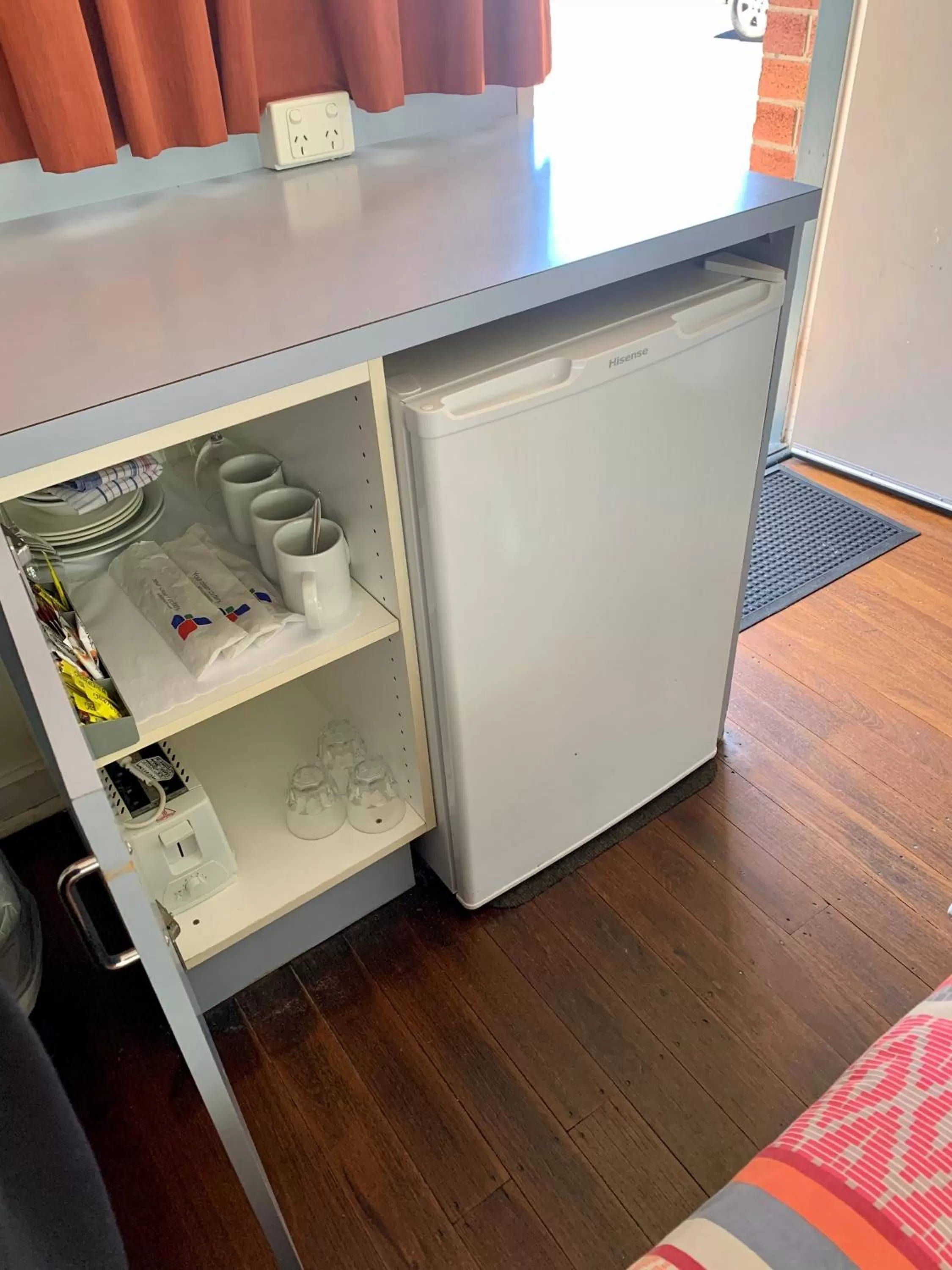 Coffee/tea facilities in Crown Hotel Motel