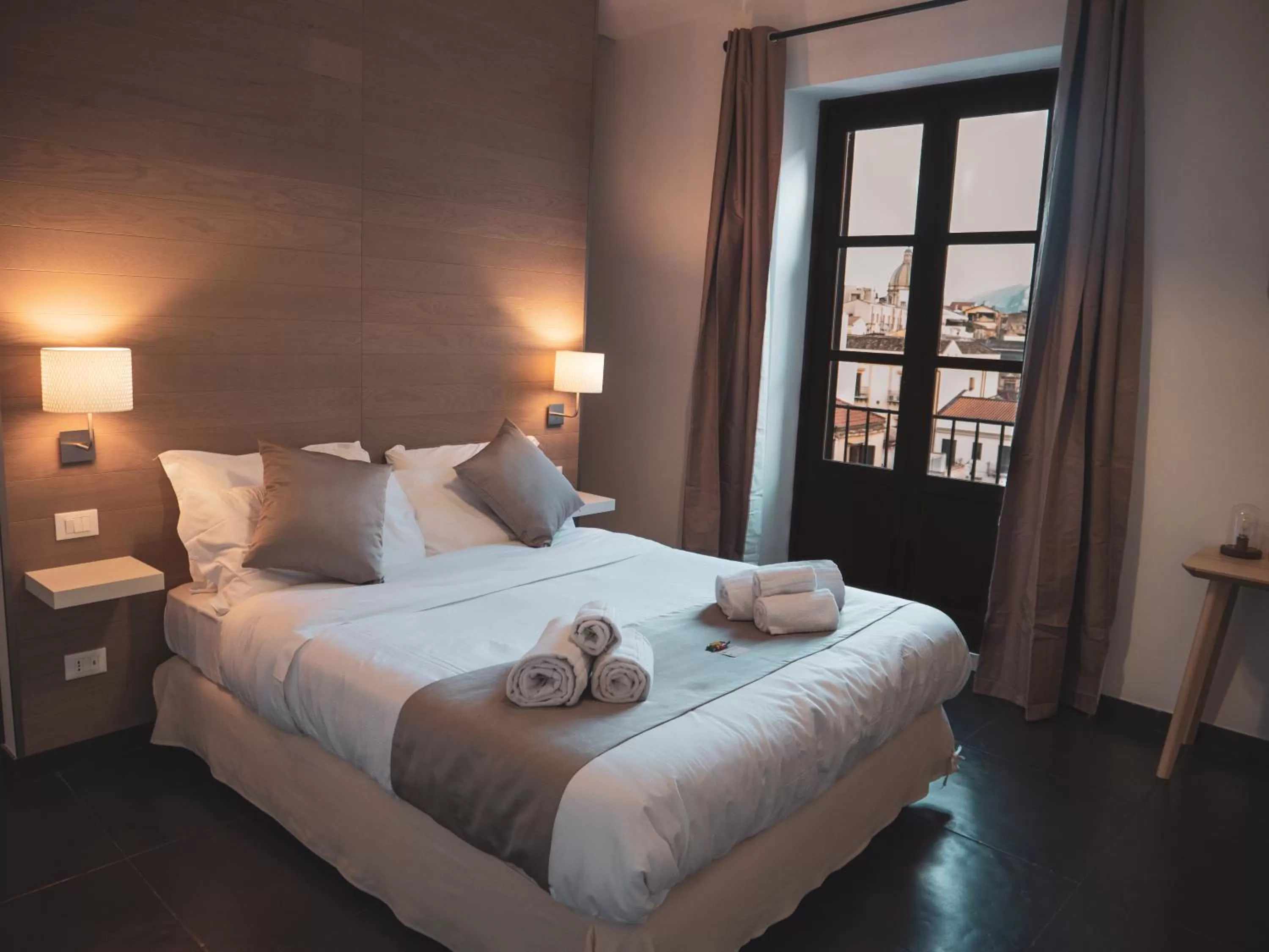 Photo of the whole room, Bed in DhOME B&B