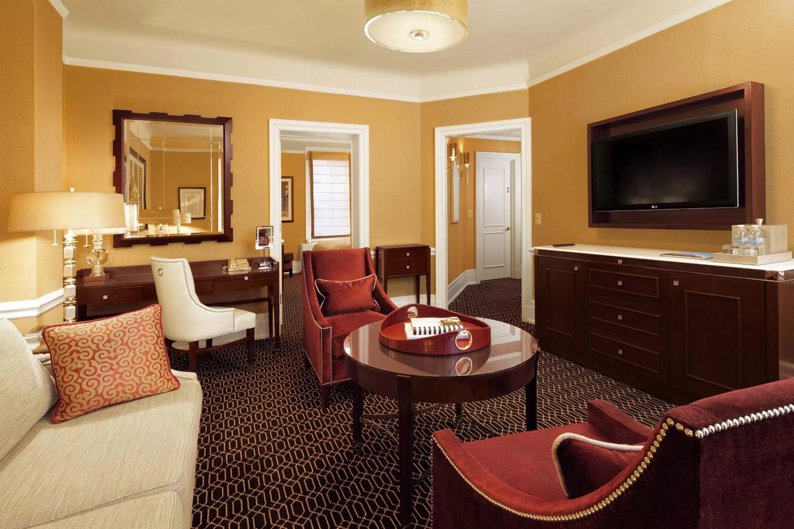 Living room in The Algonquin Hotel Times Square, Autograph Collection