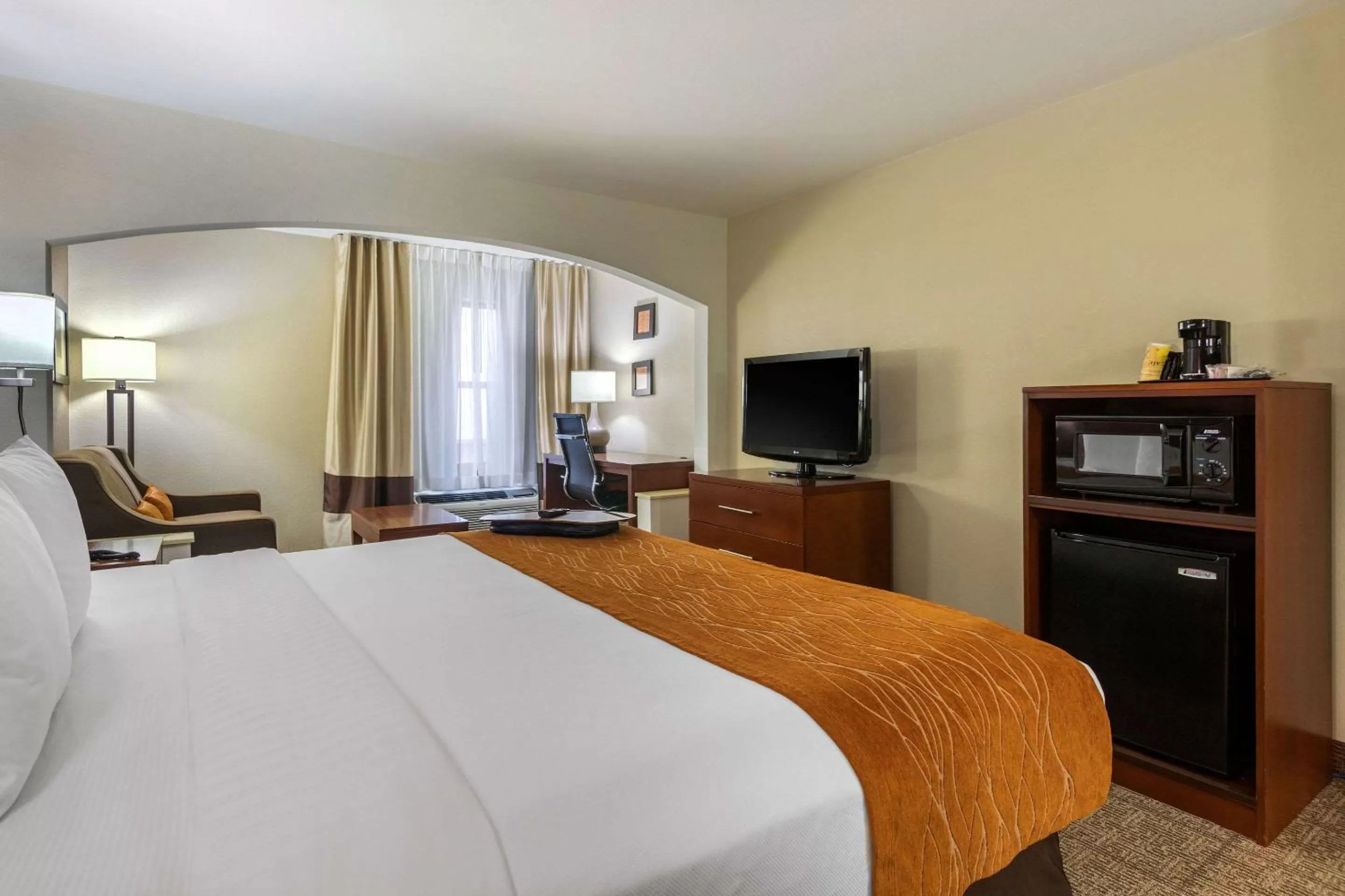 Photo of the whole room, Bed in Comfort Inn & Suites Springfield I-44