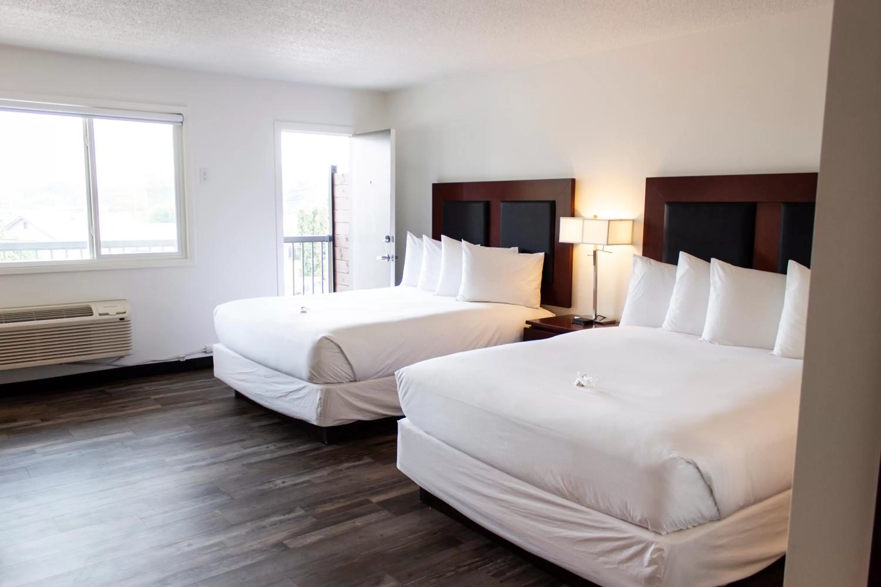 Bed in Hotel Penticton, Ascend Hotel Collection