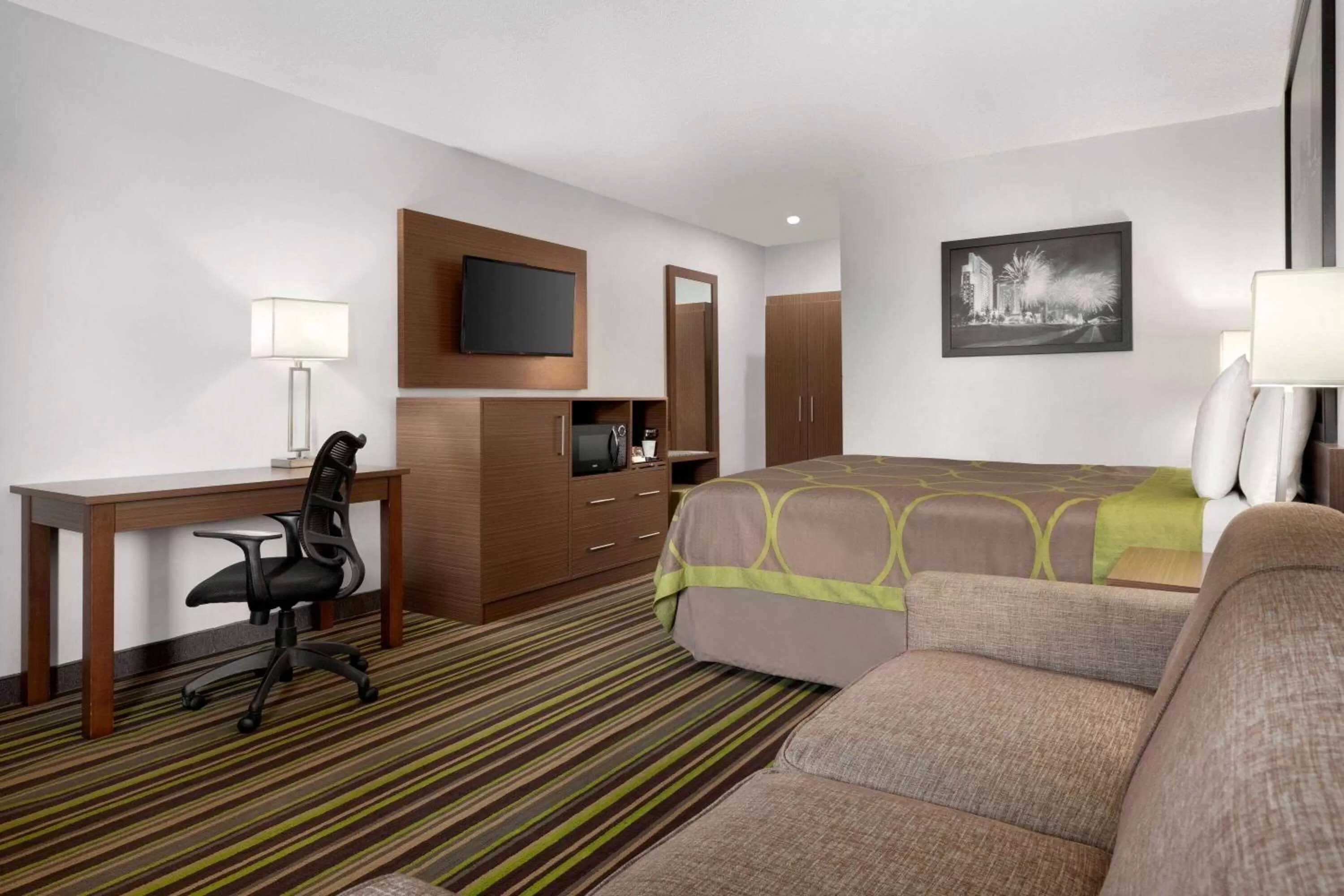 Photo of the whole room in Super 8 by Wyndham Windsor/Dougall