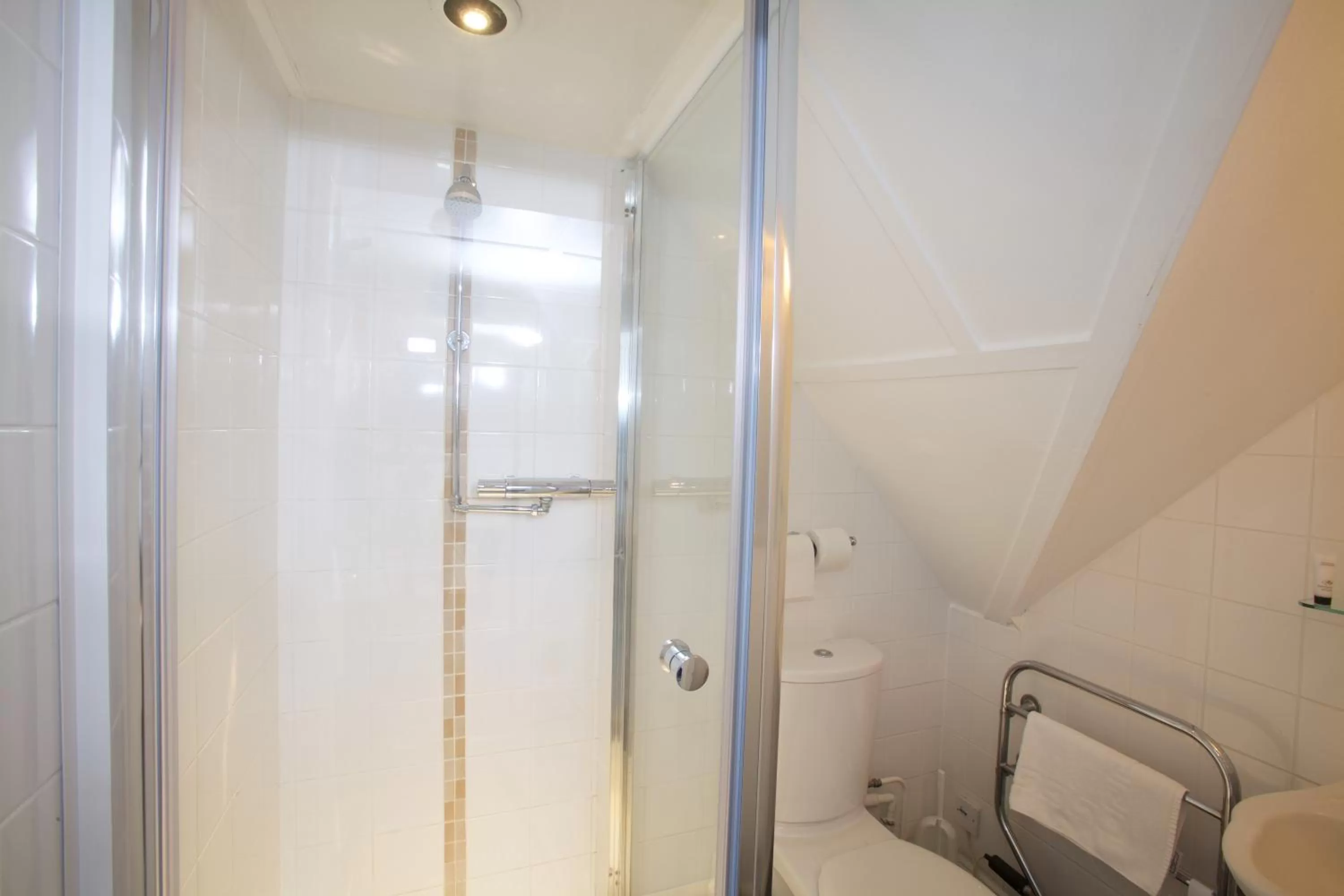 Bathroom in Fisherman's Cot, Tiverton by Marston's Inns