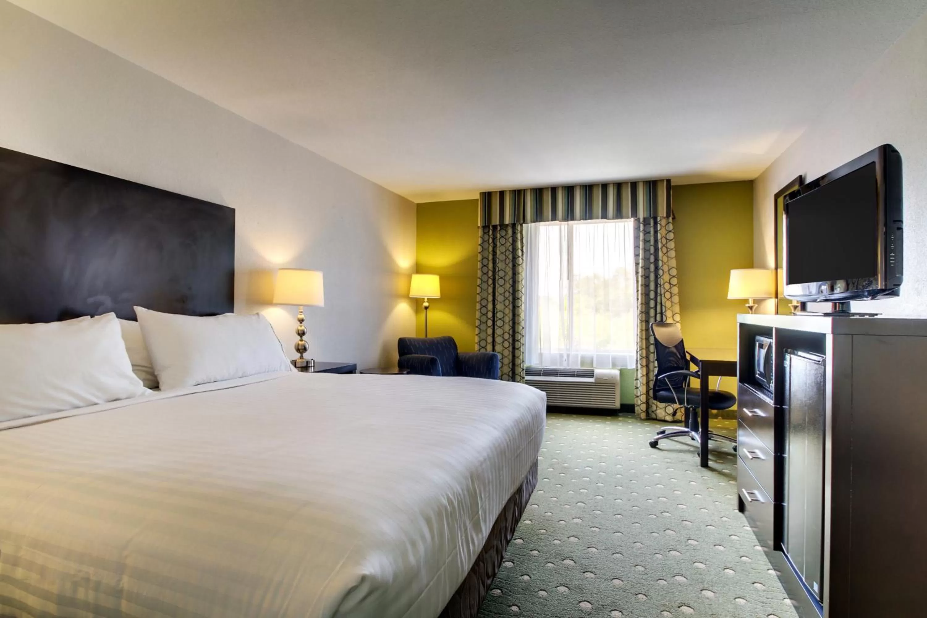Photo of the whole room, Bed in Holiday Inn Express Hotel & Suites Live Oak by IHG