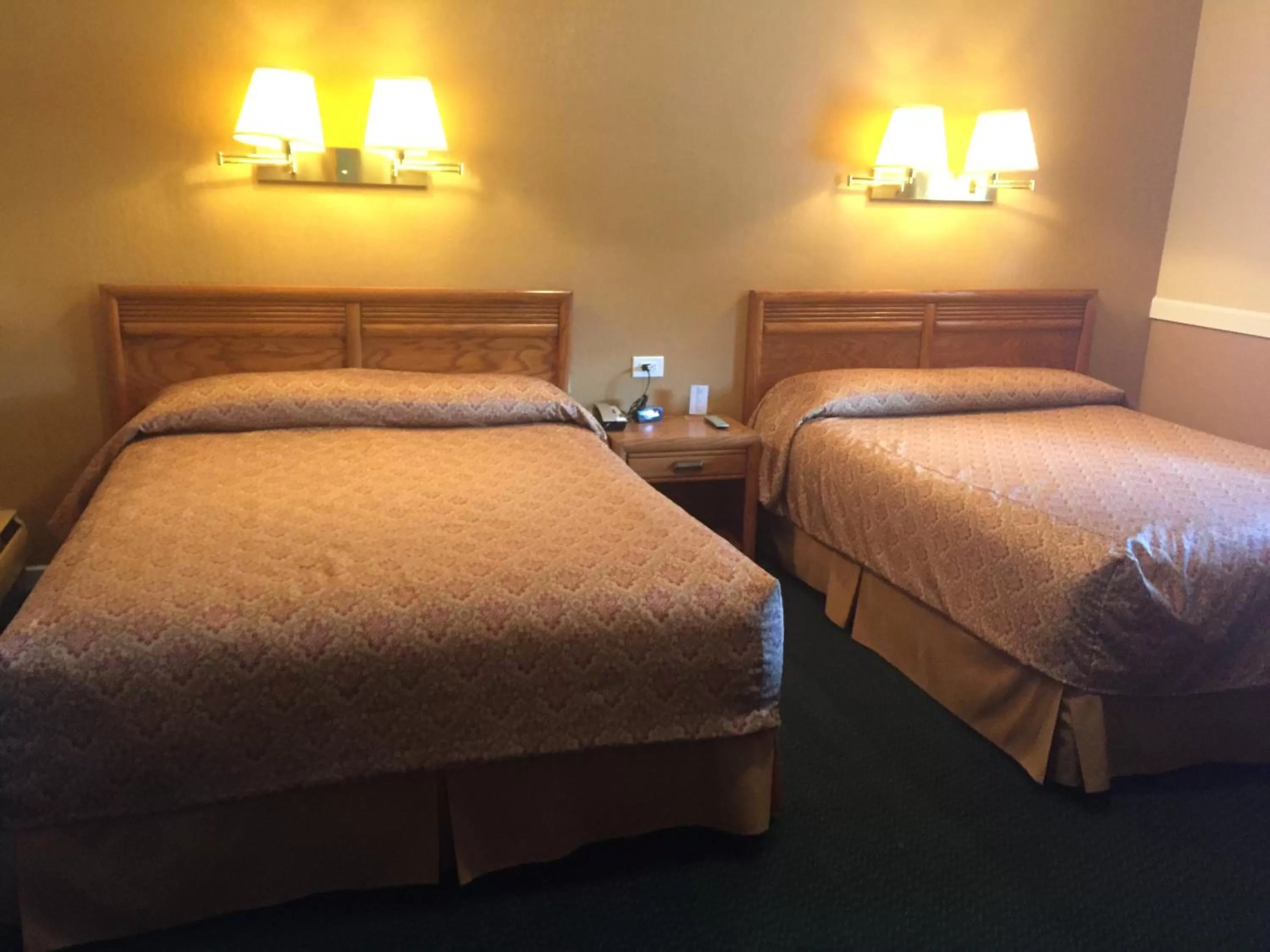 Bed in Briarcliff Motel