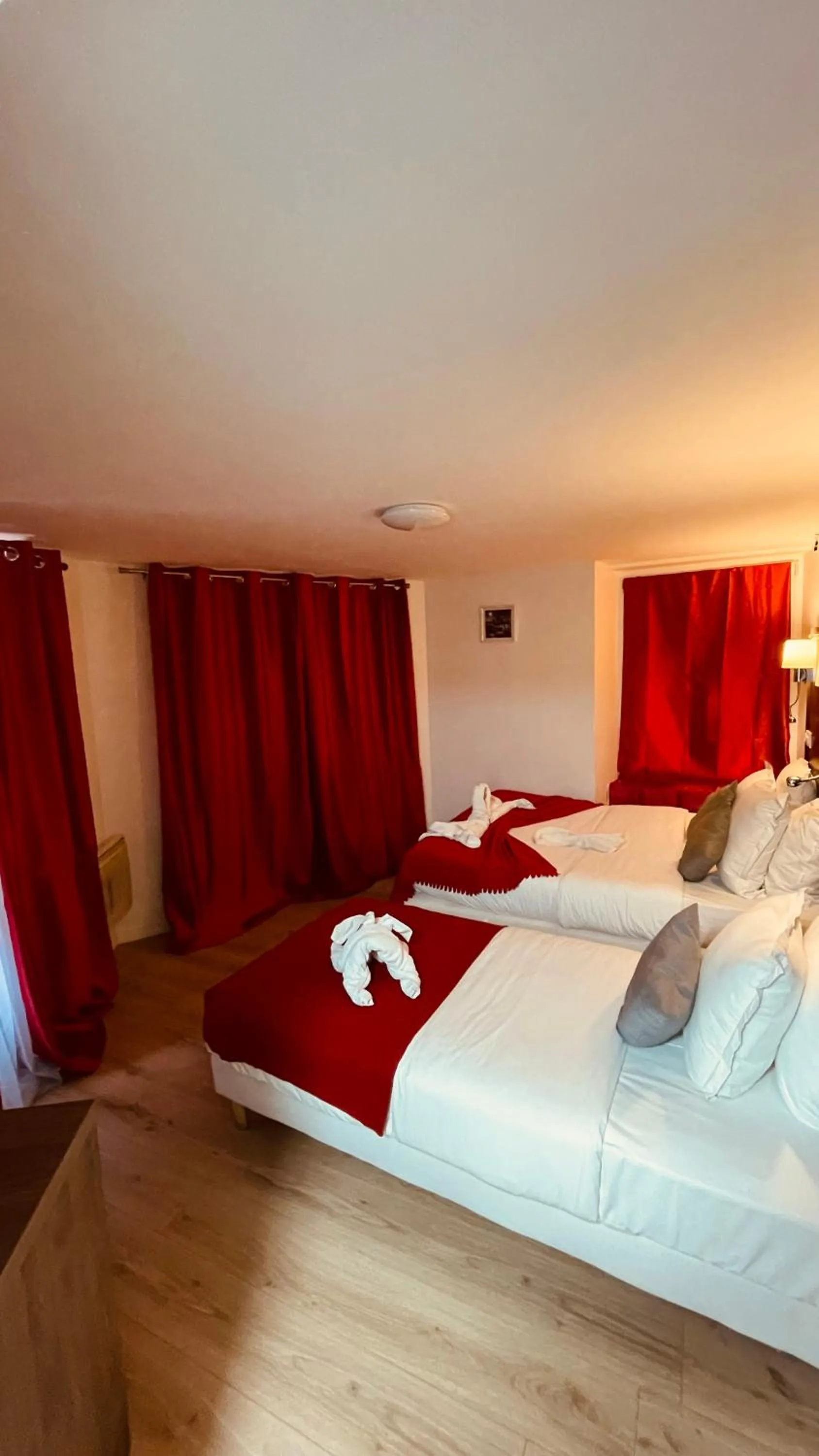 Photo of the whole room in Jeff Hotel