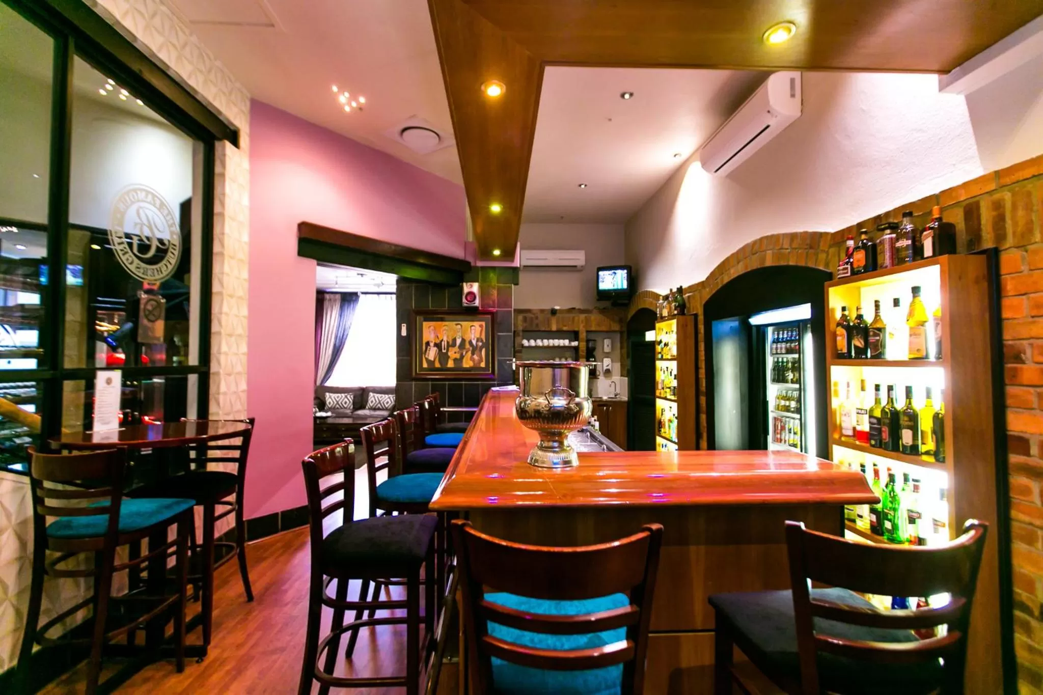 Lounge or bar in Cape Town Lodge Hotel